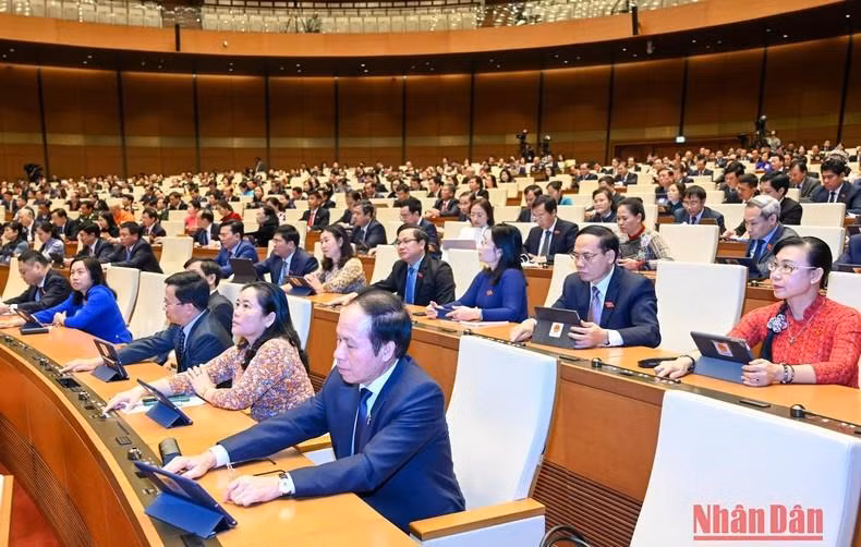 Los parlamentarios votan para aprobar las resoluciones. Los parlamentarios votan para aprobar las resoluciones.