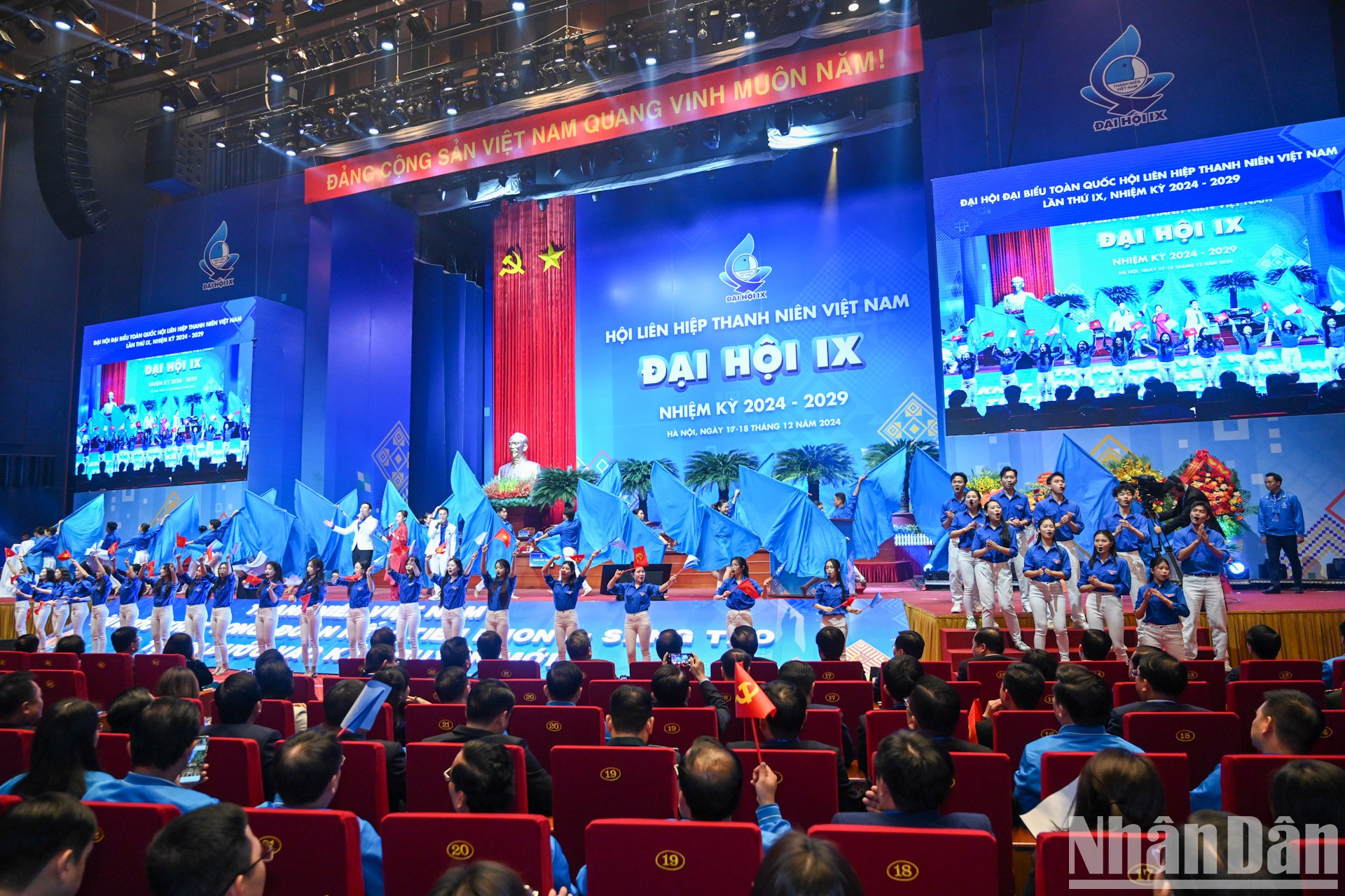 La actuación artística abre el congreso.