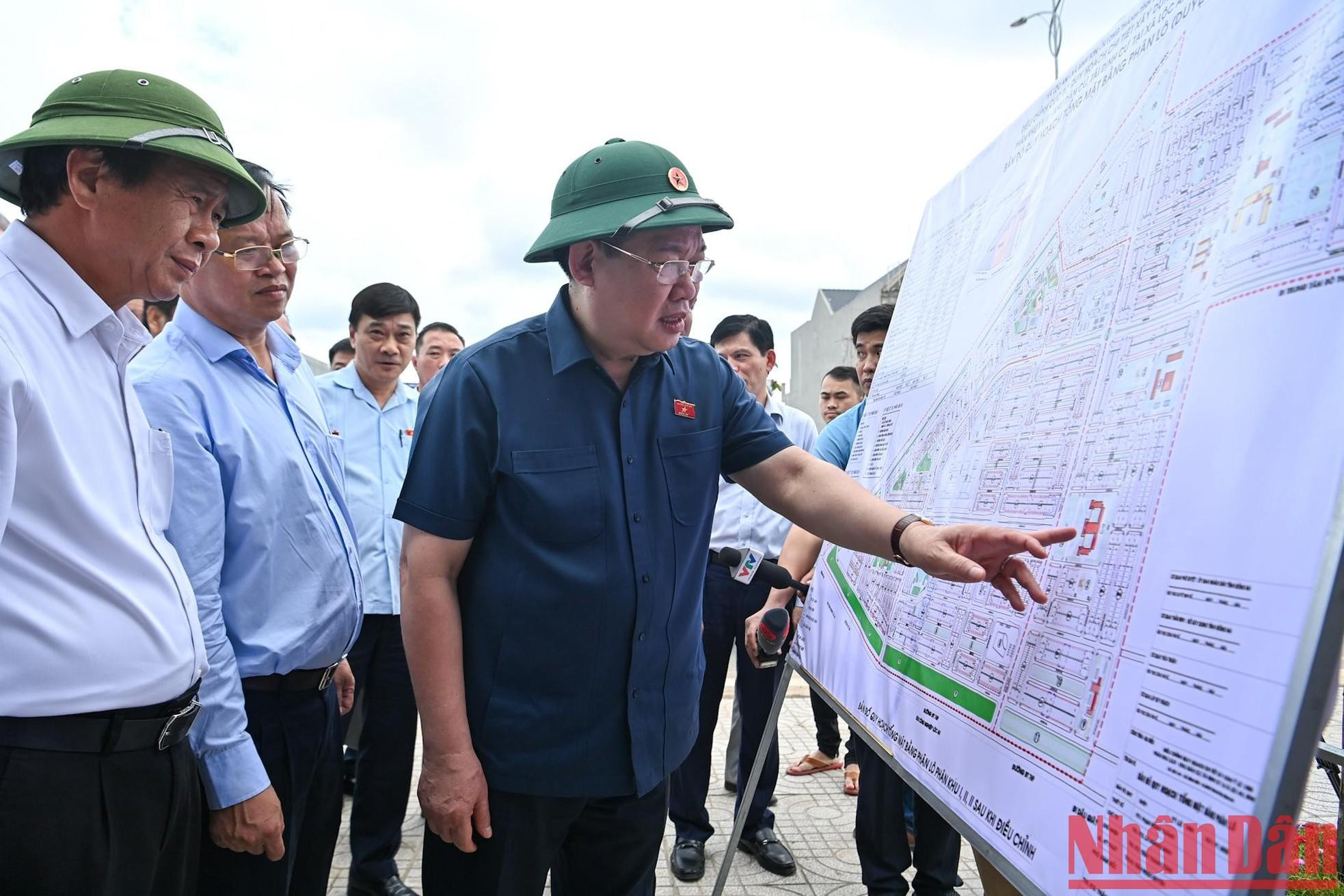 El máximo dirigente legislativo observa el mapa de planificación del área de reasentamiento en el aeropuerto de Long Thanh.