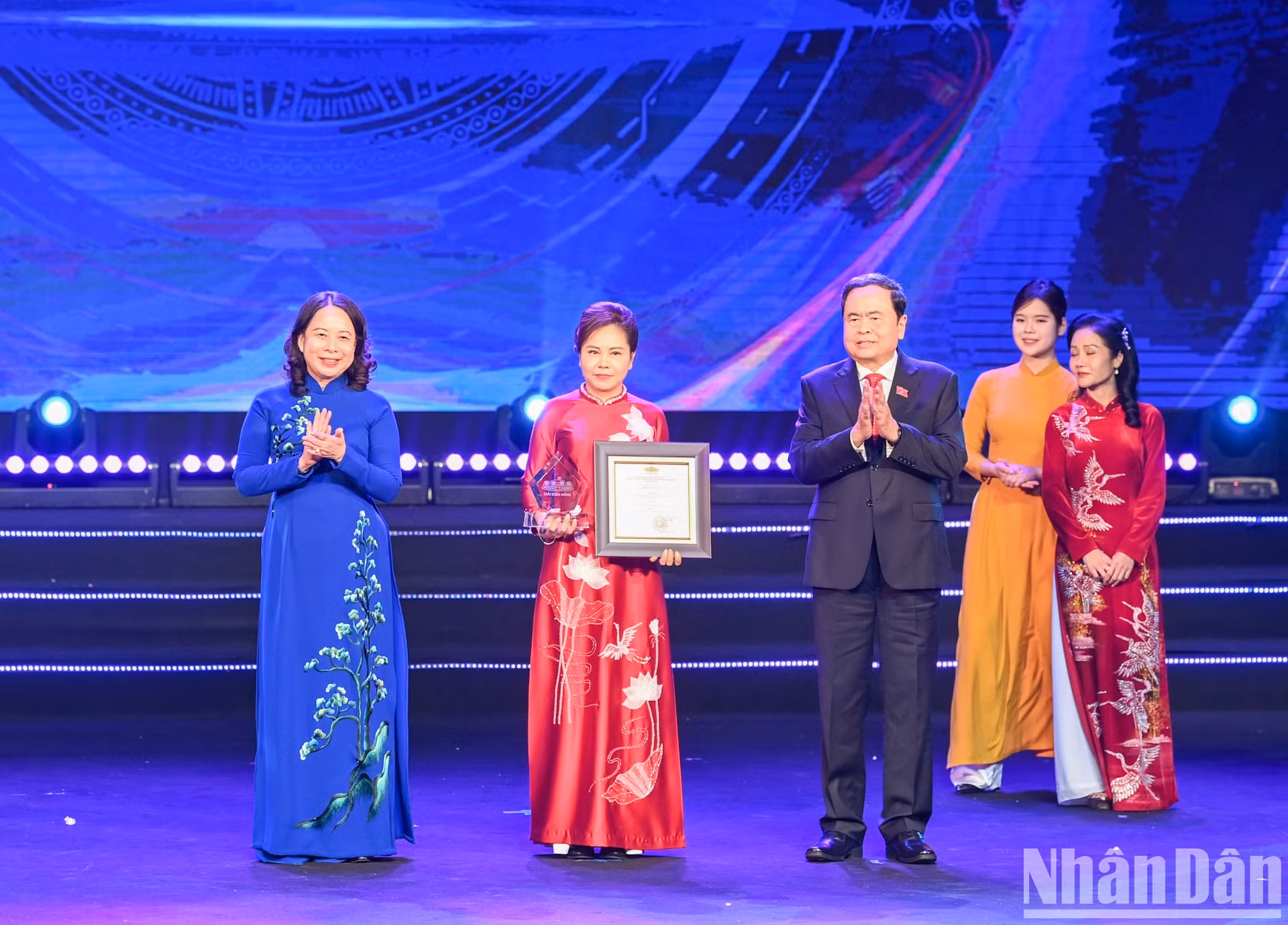 El presidente de la Asamblea Nacional, Tran Thanh Man, y la vicepresidenta Vo Thi Anh Xuan entregan premios A a los autores.