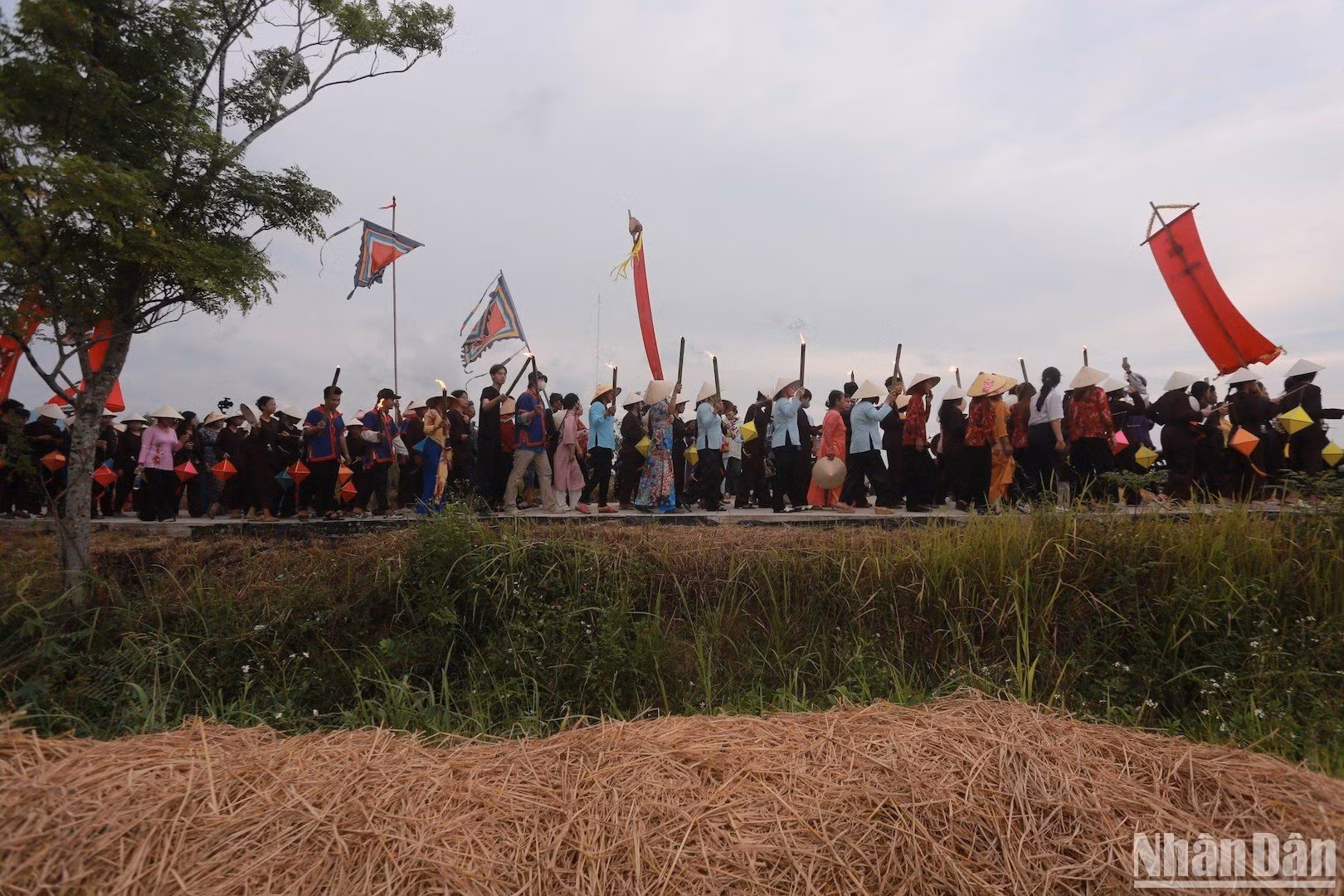 Después de la ceremonia de adoración a Than Nong, la procesión regresa a la casa comunal de Than Nong.