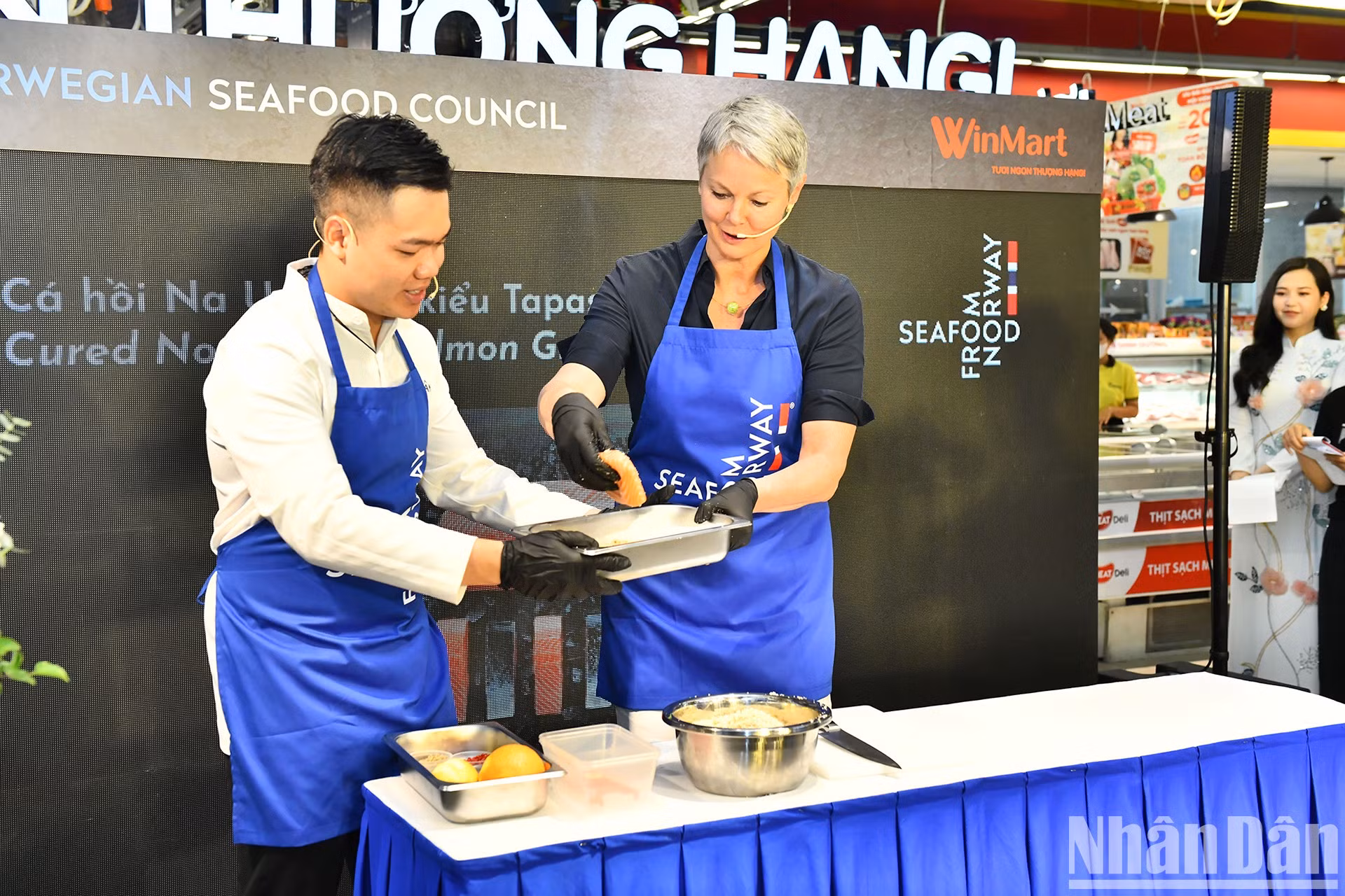 Embajadora de Noruega prepara plato de salmón para comensales vietnamitas