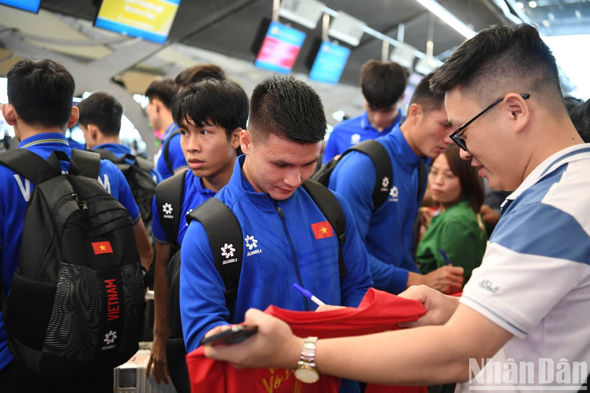 Los hinchas piden autógrafos a los jugadores. Los hinchas piden autógrafos a los jugadores.