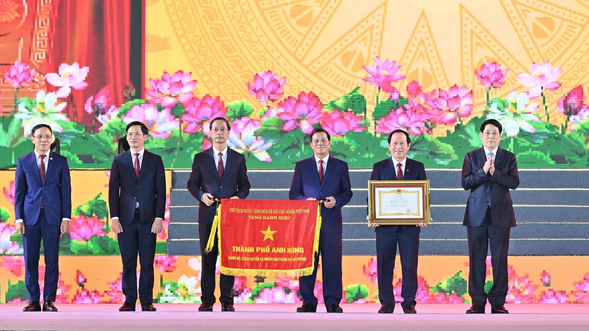 [Foto] Presidente otorga el título 'Ciudad Heroica' a Hai Phong