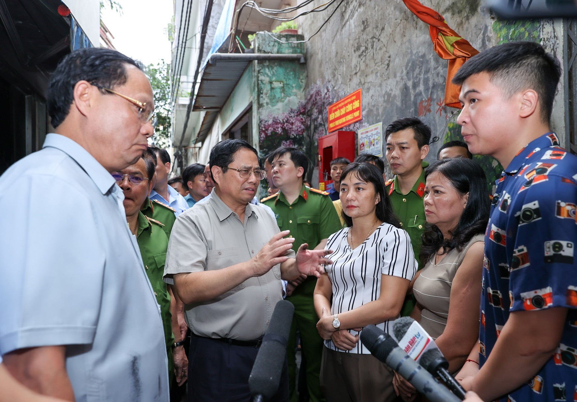 Minh Chinh dio las gracias a la población local por superar activamente las consecuencias y apoyar a las víctimas. Al mismo tiempo, pidió a los vecinos que cumpliera estrictamente las normas de prevención de incendios. Minh Chinh dio las gracias a la población local por superar activamente las consecuencias y apoyar a las víctimas. Al mismo tiempo, pidió a los vecinos que cumpliera estrictamente las normas de prevención de incendios.