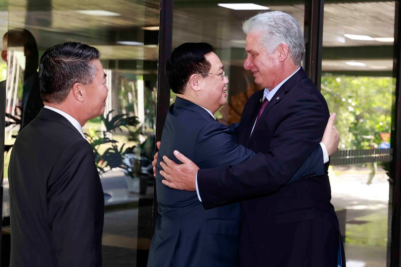 El primer secretario del Comité Central del Partido Comunista y presidente de Cuba, Miguel Díaz-Canel, recibe al visitante vietnamita.