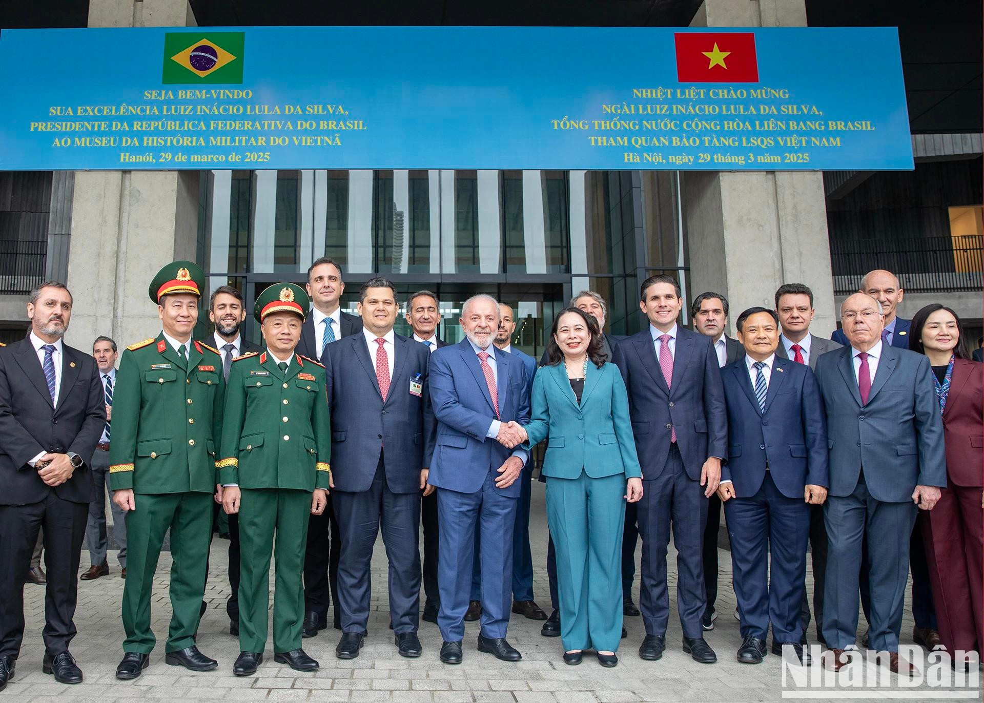 La delegación brasileña en el museo.