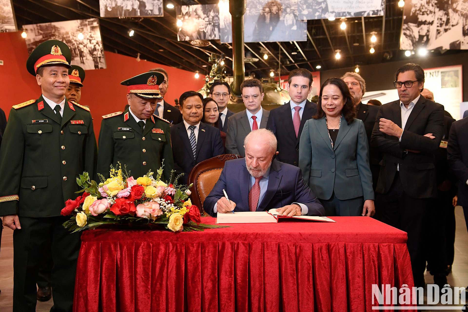 El mandatario brasileño firma el libro de visitas del museo.