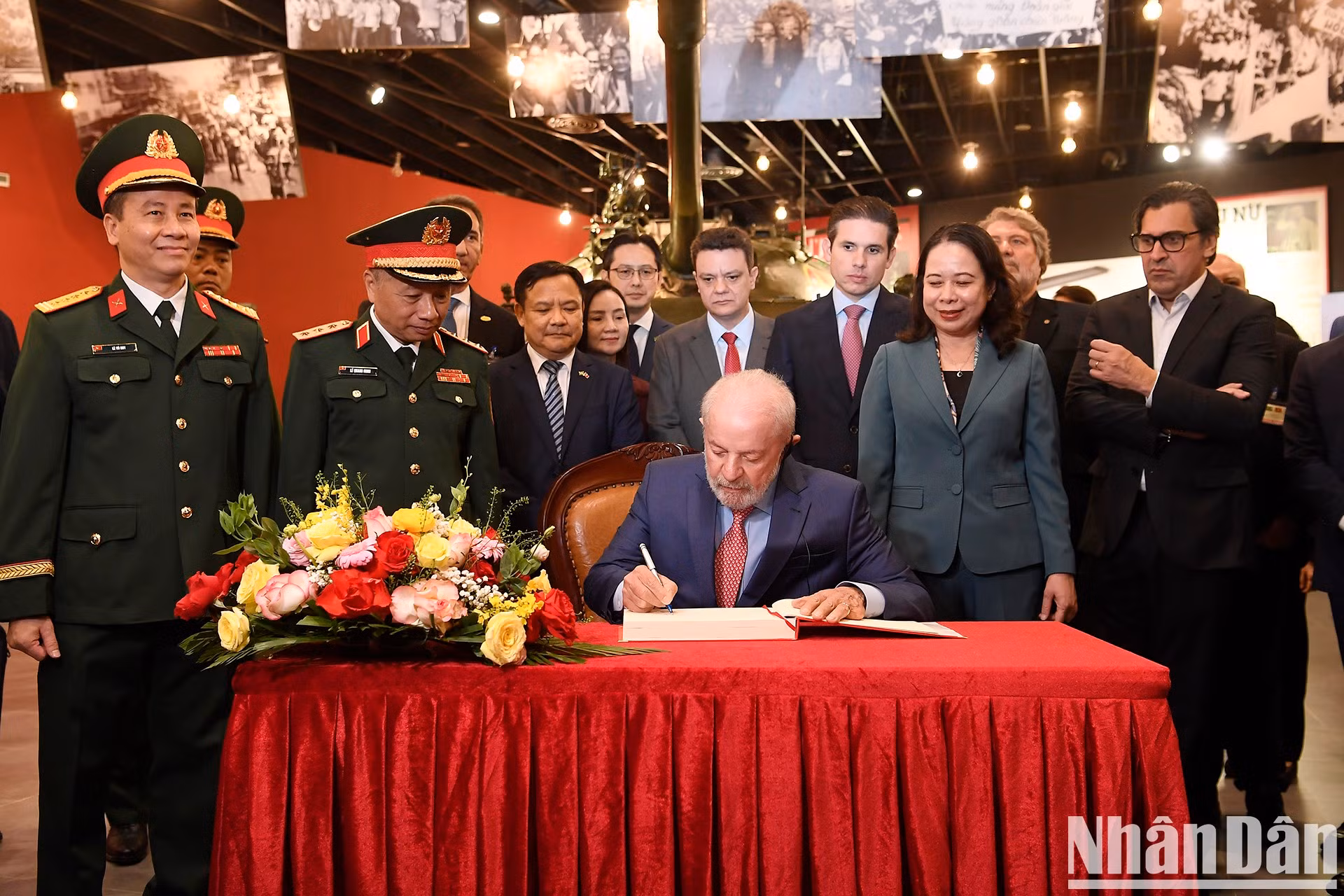 El mandatario brasileño firma el libro de visitas del museo.
