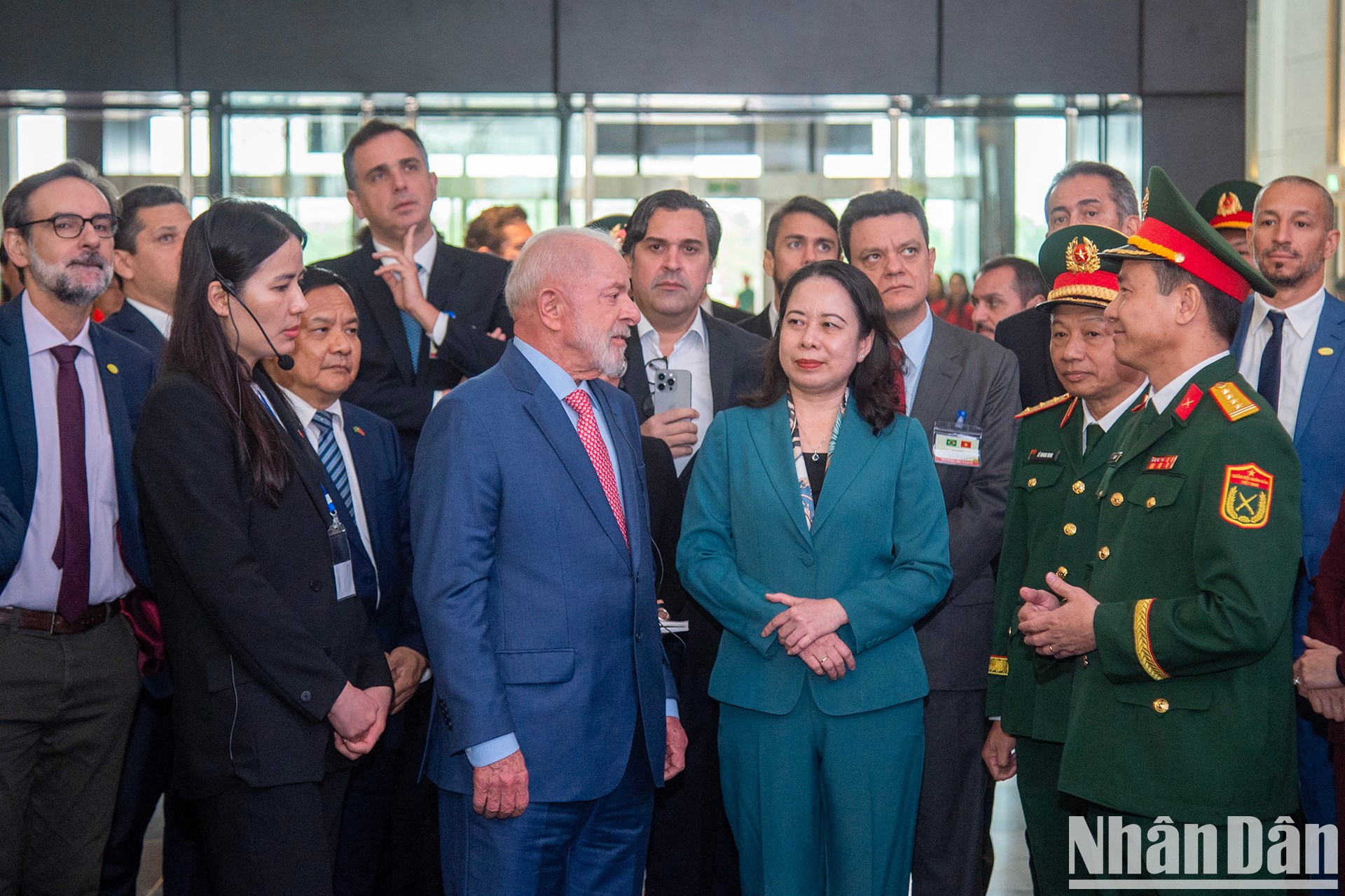 Ambos dirigentes visitan el Museo de Historia Militar de Vietnam.