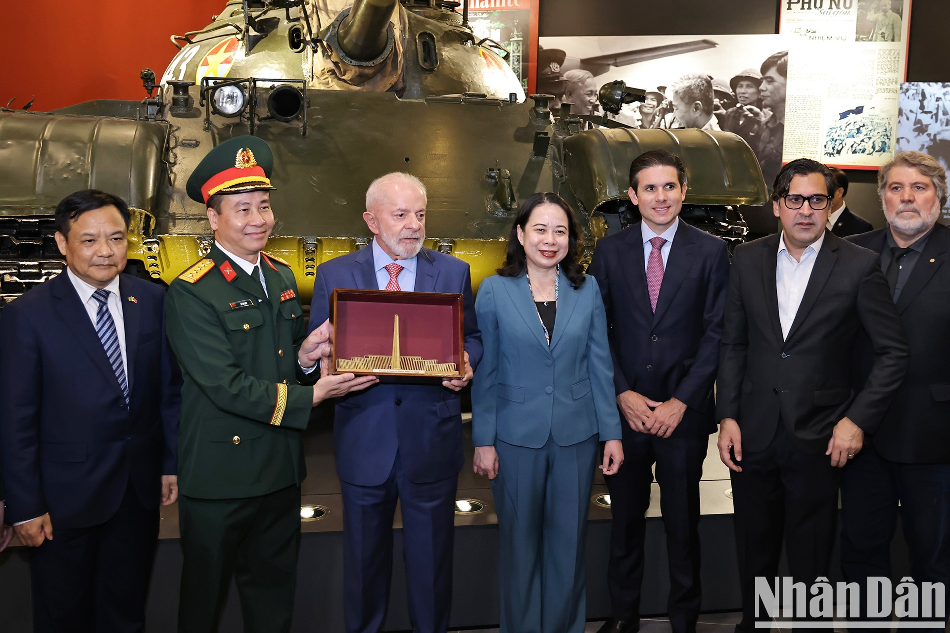 El director del museo, coronel Le Vu Huy, entrega un regalo de recuerdo al presidente brasileño.