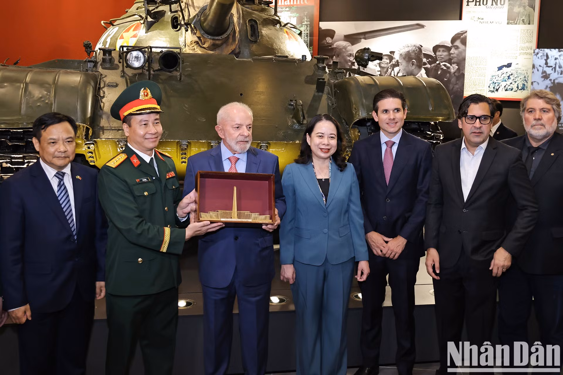 El director del museo, coronel Le Vu Huy, entrega un regalo de recuerdo al presidente brasileño.