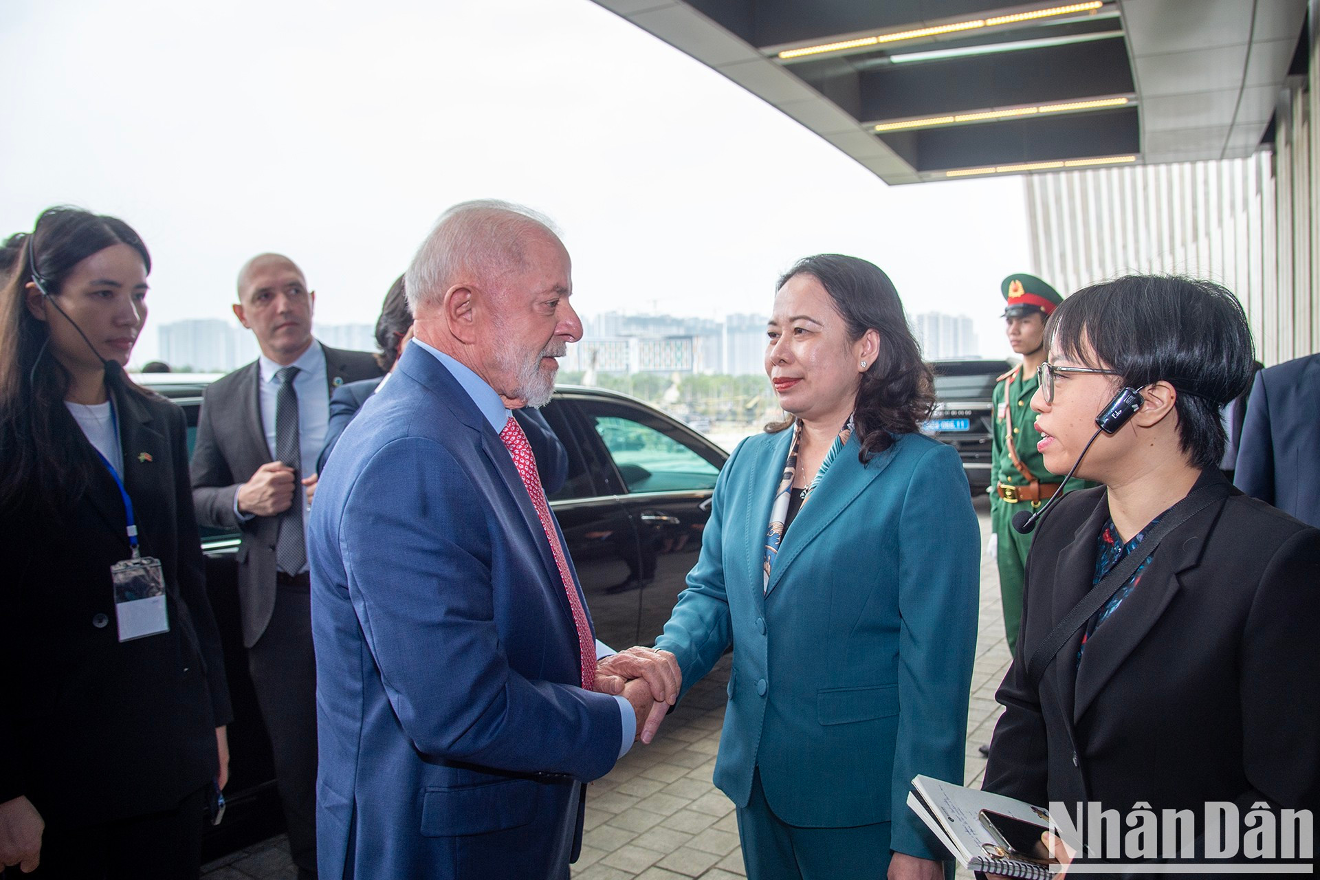 La vicepresidenta vietnamita, Vo Thi Anh Xuan, recibe al presidente brasileño, Luiz Inácio Lula da Silva.