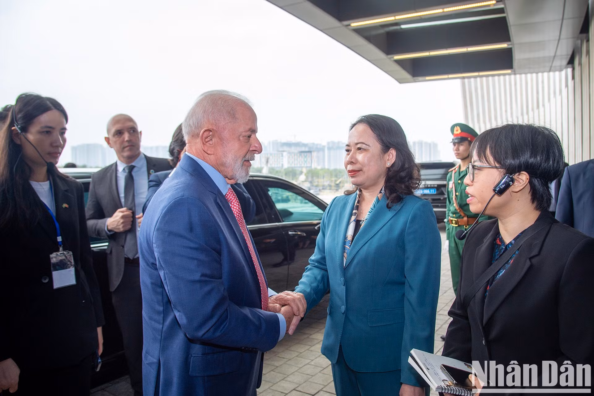 La vicepresidenta vietnamita, Vo Thi Anh Xuan, recibe al presidente brasileño, Luiz Inácio Lula da Silva.