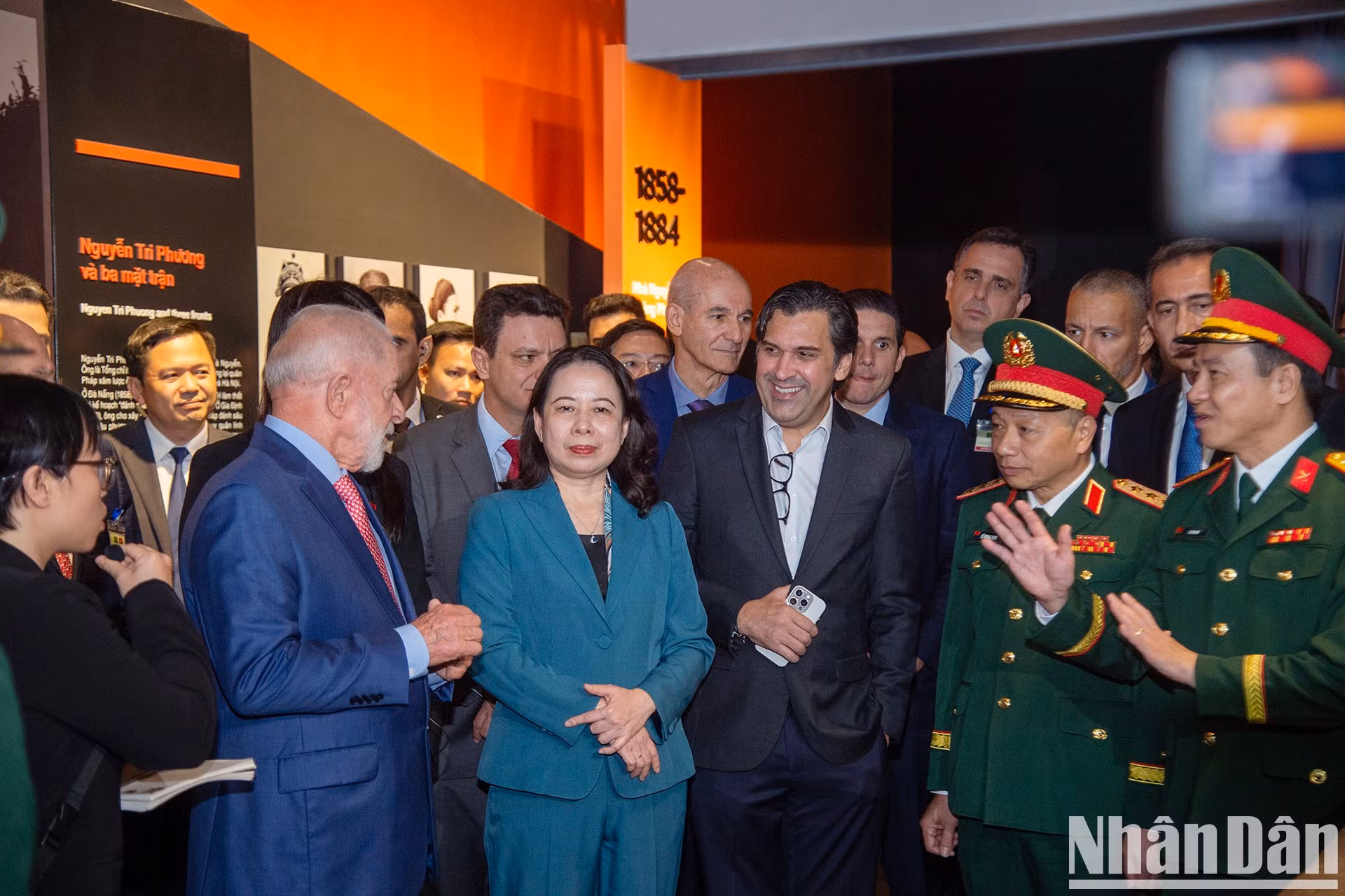 Escuchan una introducción sobre el museo.