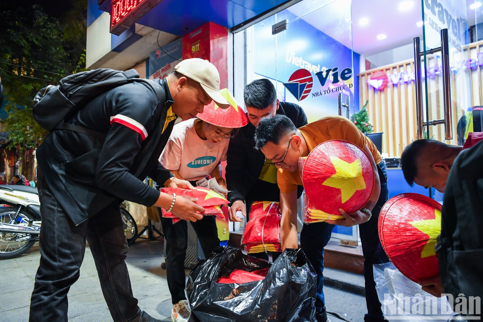 En el equipaje de los aficionados también hay camisetas y sombreros cónicos con la bandera nacional. En el equipaje de los aficionados también hay camisetas y sombreros cónicos con la bandera nacional.