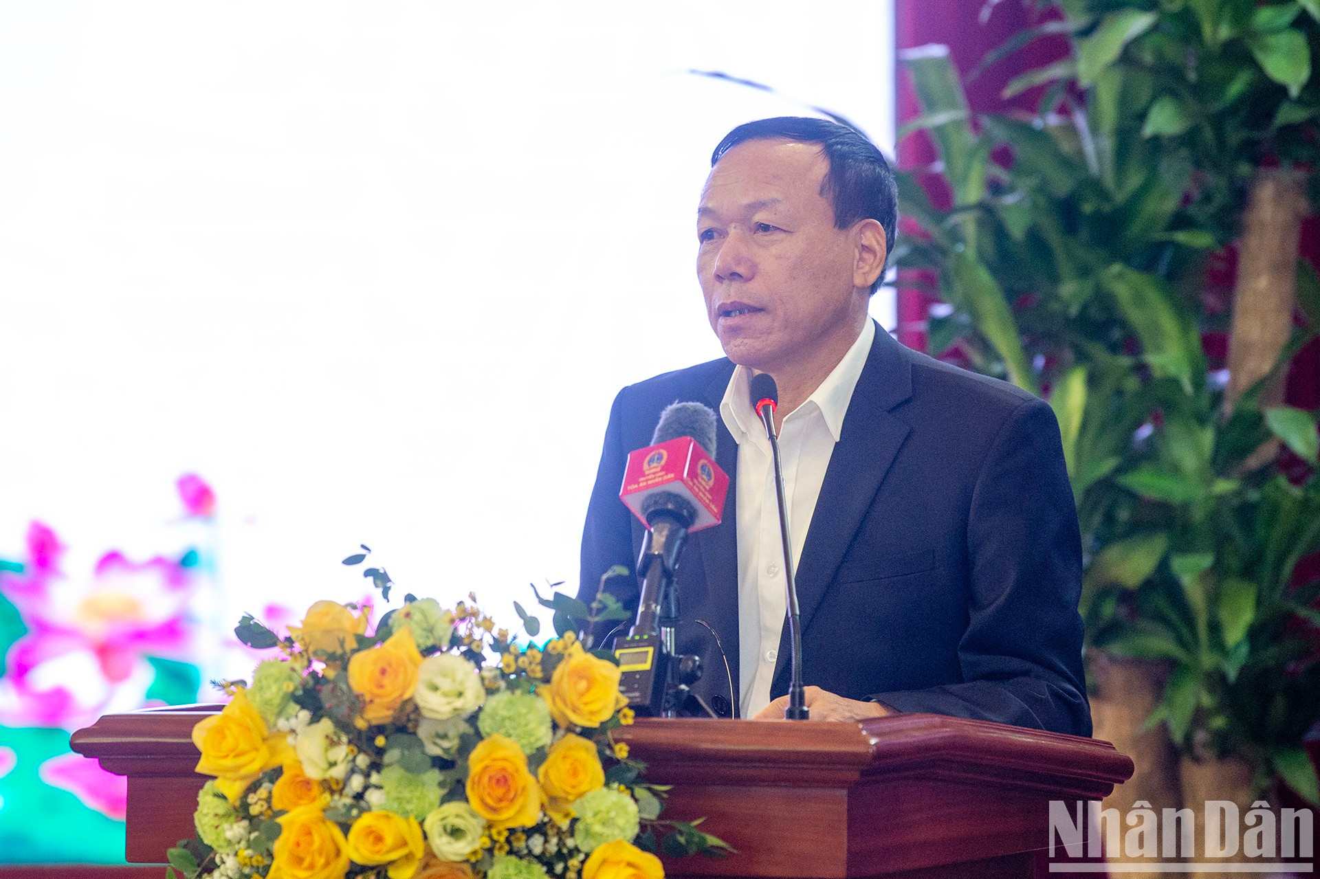 El vicepresidente permanente del Tribunal Popular Supremo, Nguyen Tri Tue, interviene en la sesión de trabajo. El vicepresidente permanente del Tribunal Popular Supremo, Nguyen Tri Tue, interviene en la sesión de trabajo.