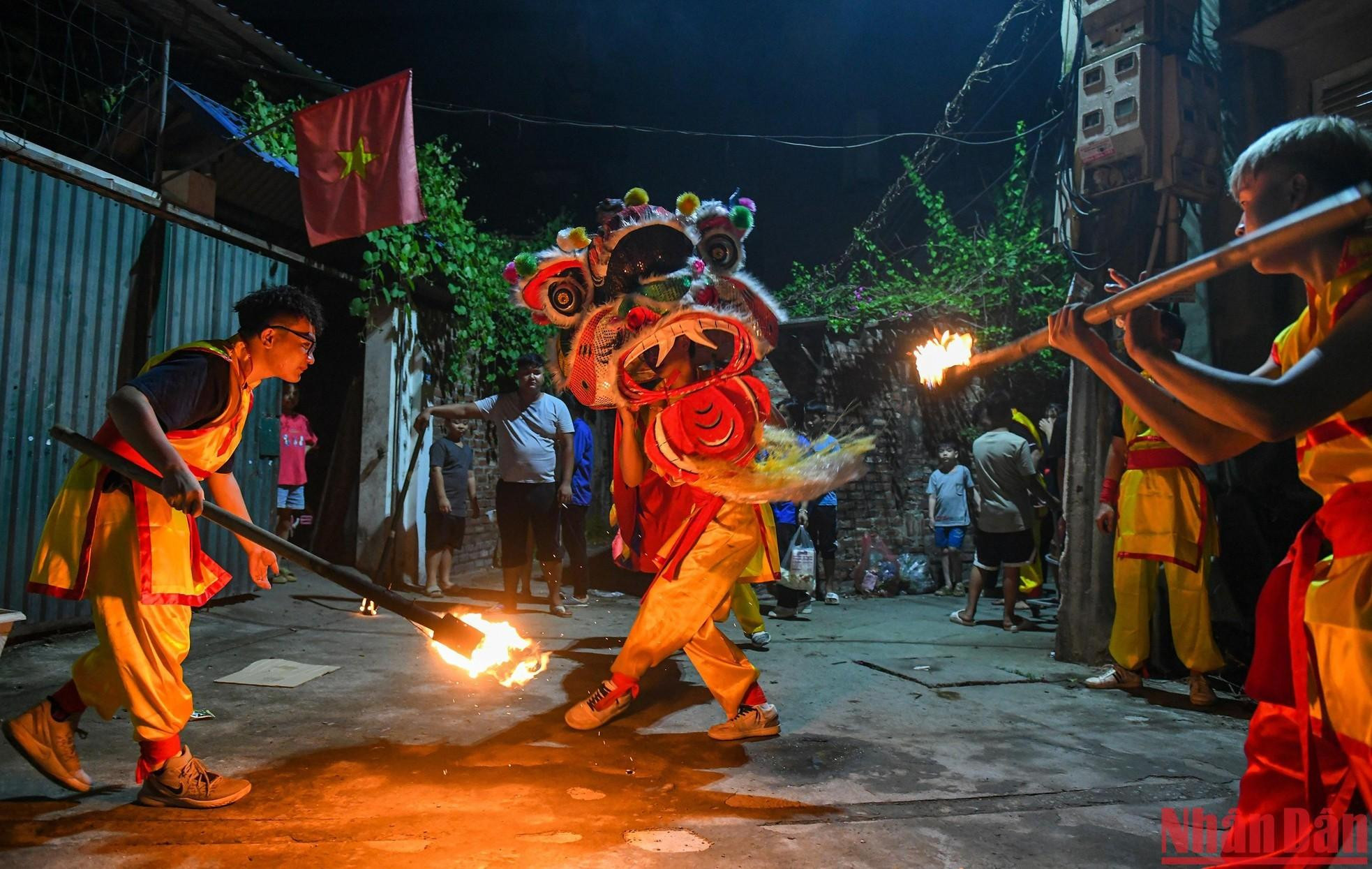 Los lugareños se emocionan cada vez que el grupo de la danza de león pasa por su casa.
