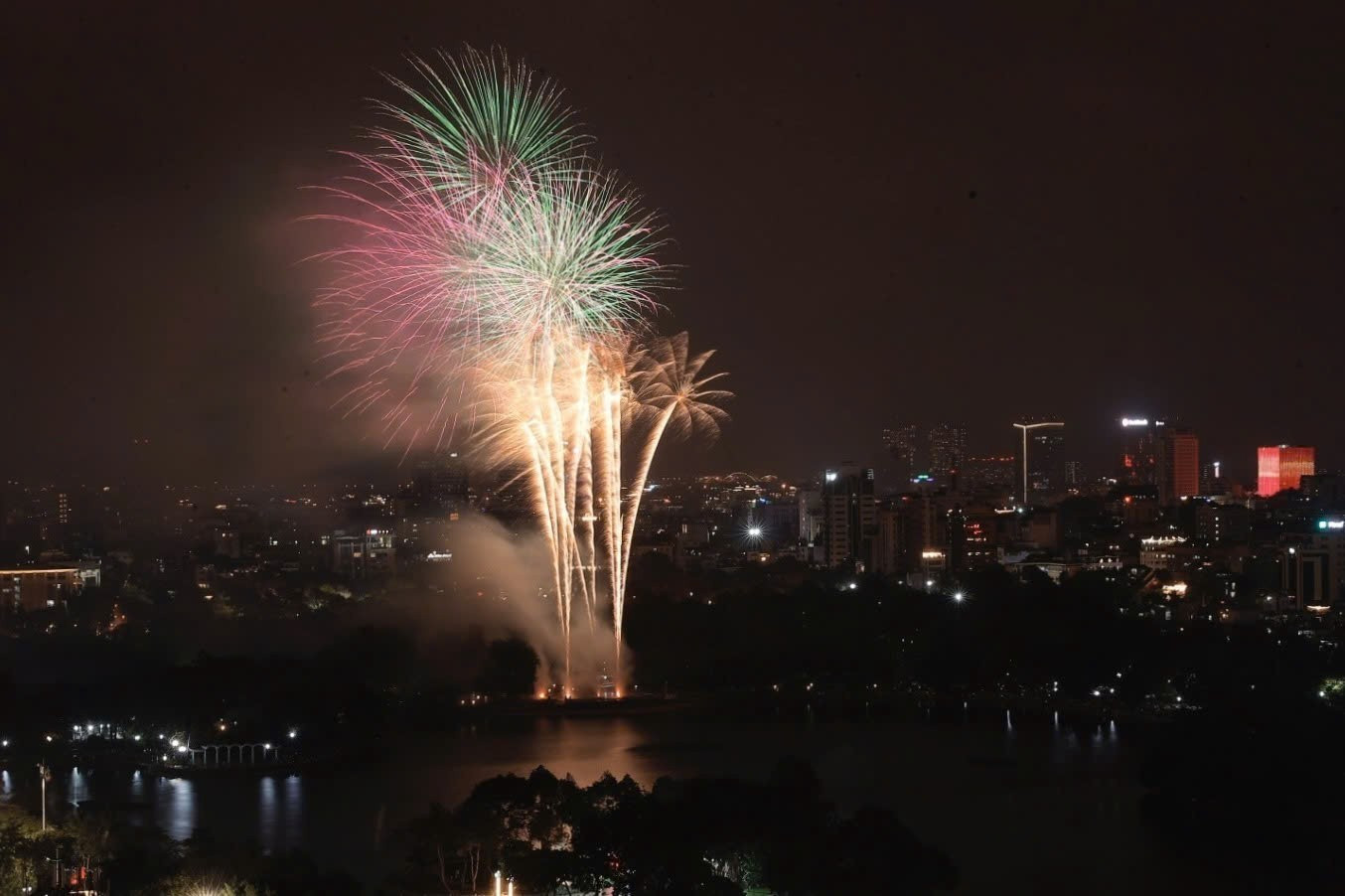Los brillantes espectáculos de fuegos artificiales.