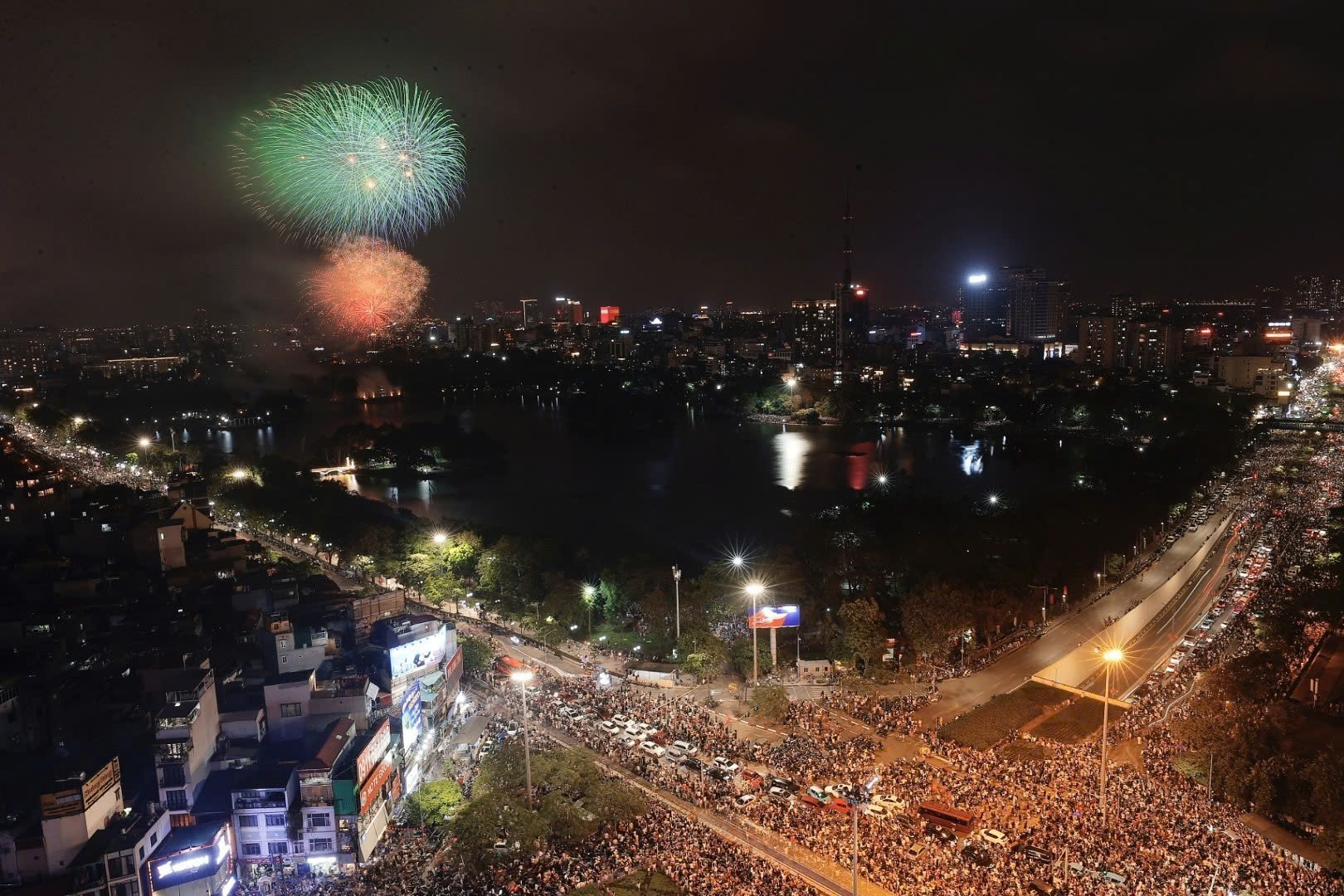 [Foto] Fuegos artificiales iluminan en Hanói para celebrar el 50 aniversario de reunificación nacional
