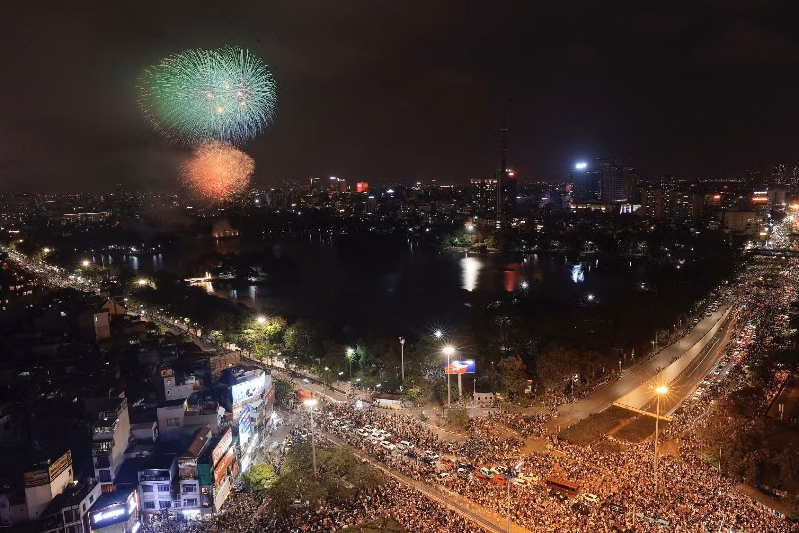 [Foto] Fuegos artificiales iluminan en Hanói para celebrar el 50 aniversario de reunificación nacional