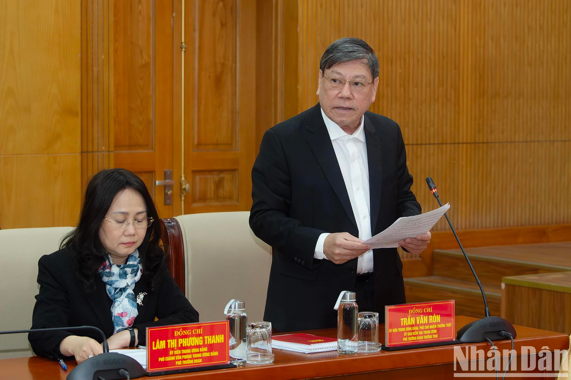 Tran Van Ron, miembro del Comité Central del PCV, subjefe ejecutivo de la Comisión de Control Disciplinario del Comité Central del PCV, anuncia la decisión.