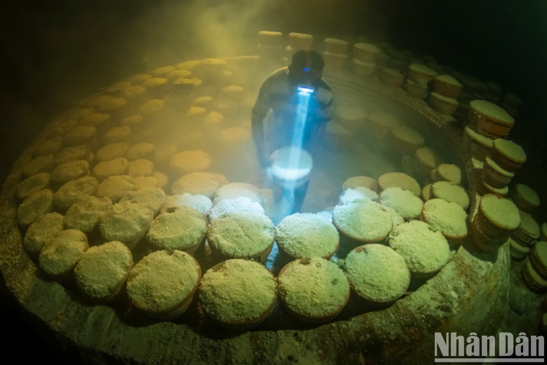 La sal también genera ingresos y ofrece empleo a numerosas personas que viven en zonas costeras.