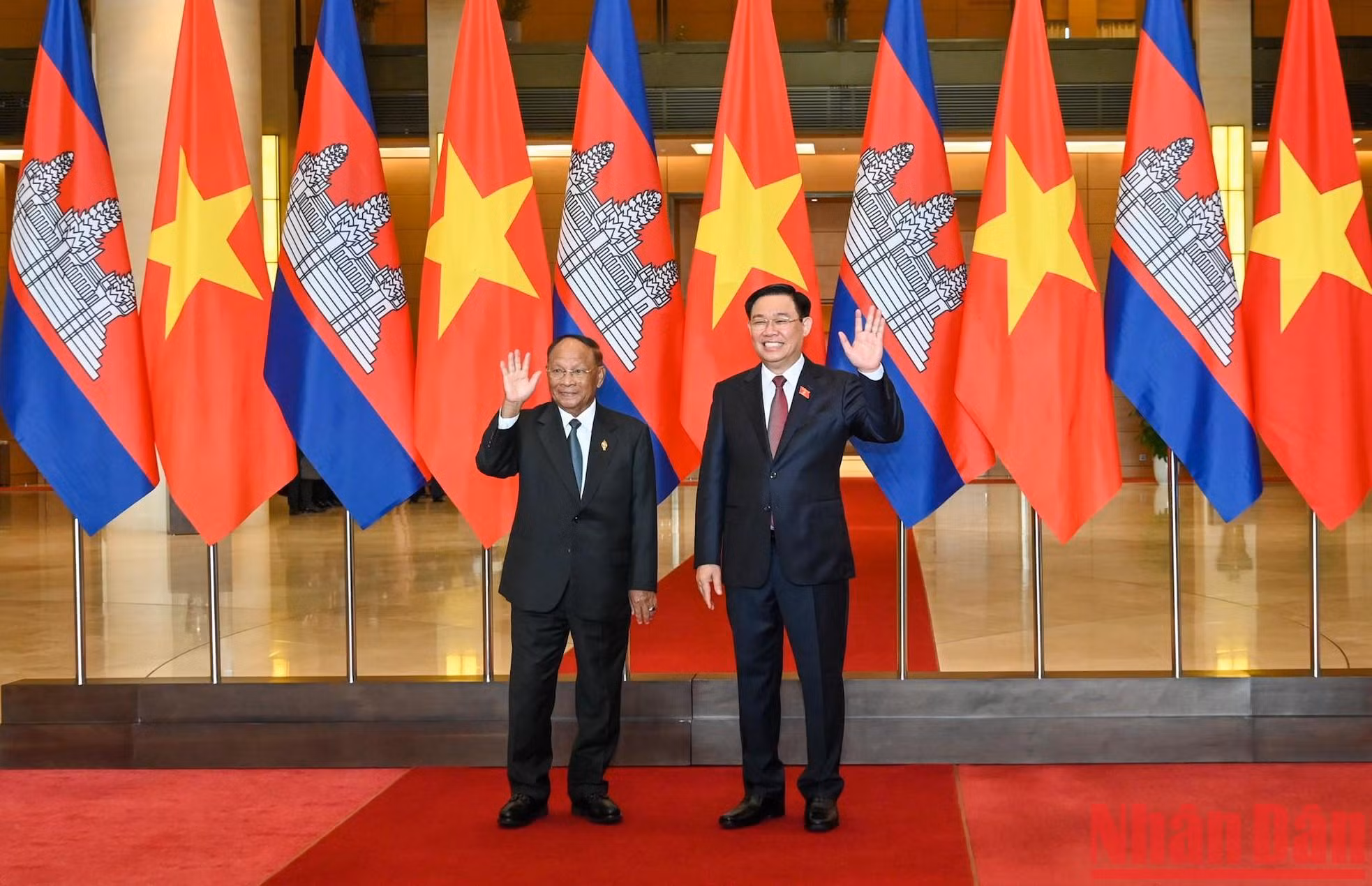 Presidente del Parlamento vietnamita recibe a su homólogo camboyano