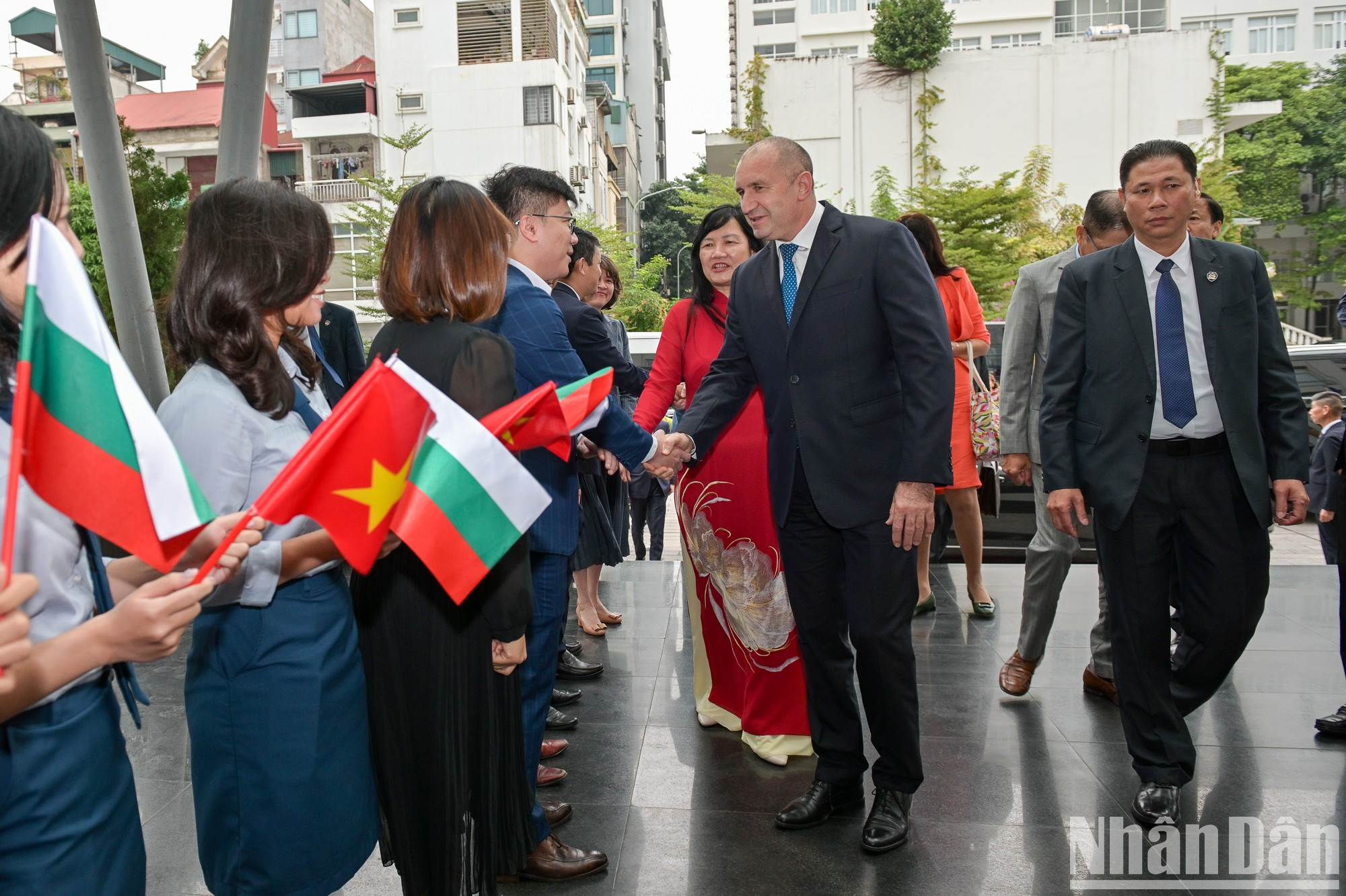 Los profesores y estudiantes de la Academia Diplomática de Vietnam dan la bienvenida al presidente búlgaro. Los profesores y estudiantes de la Academia Diplomática de Vietnam dan la bienvenida al presidente búlgaro.