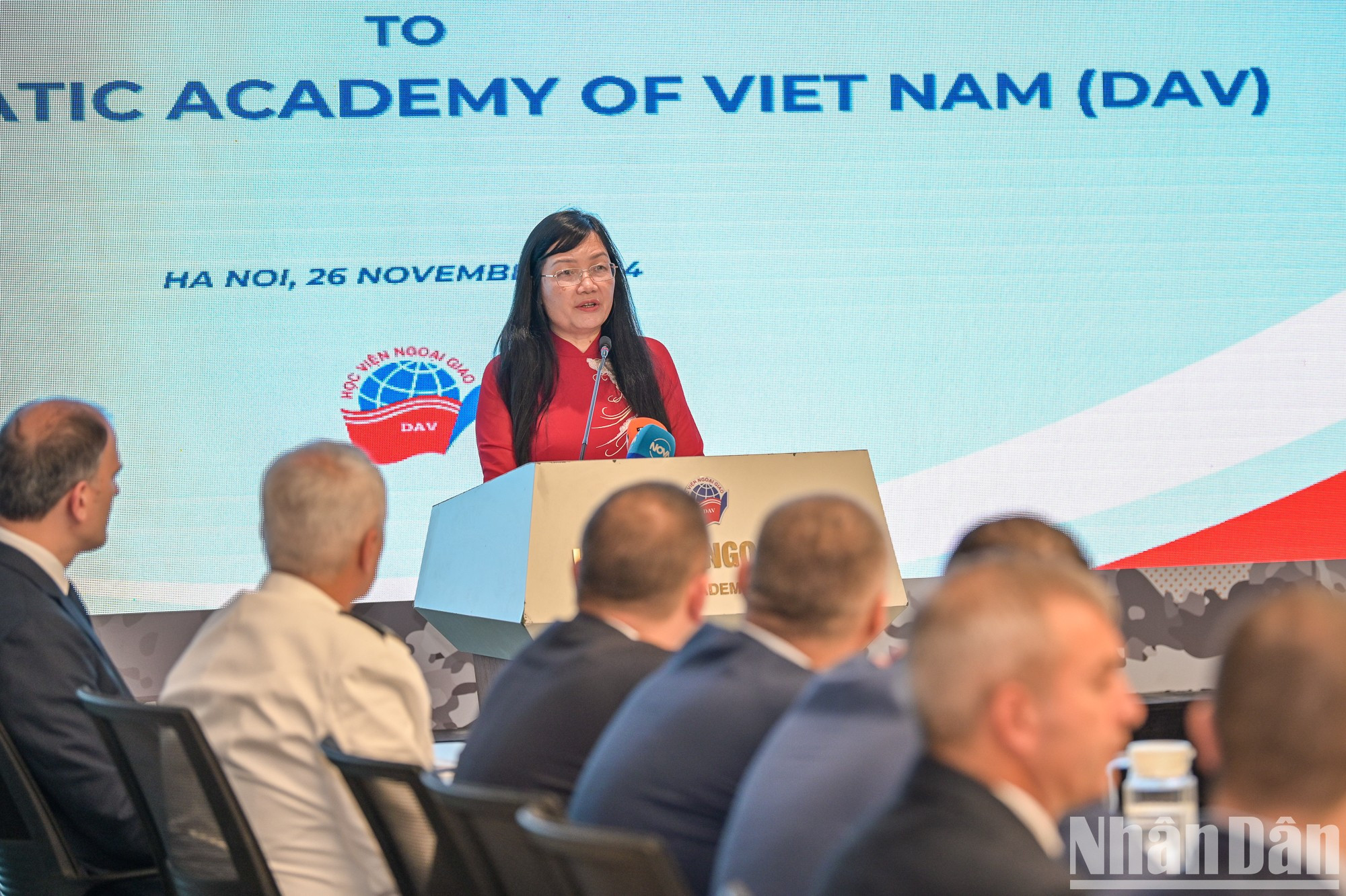 La directora interina de la Academia Diplomática de Vietnam, Pham Lan Dung, habla en el evento. La directora interina de la Academia Diplomática de Vietnam, Pham Lan Dung, habla en el evento.