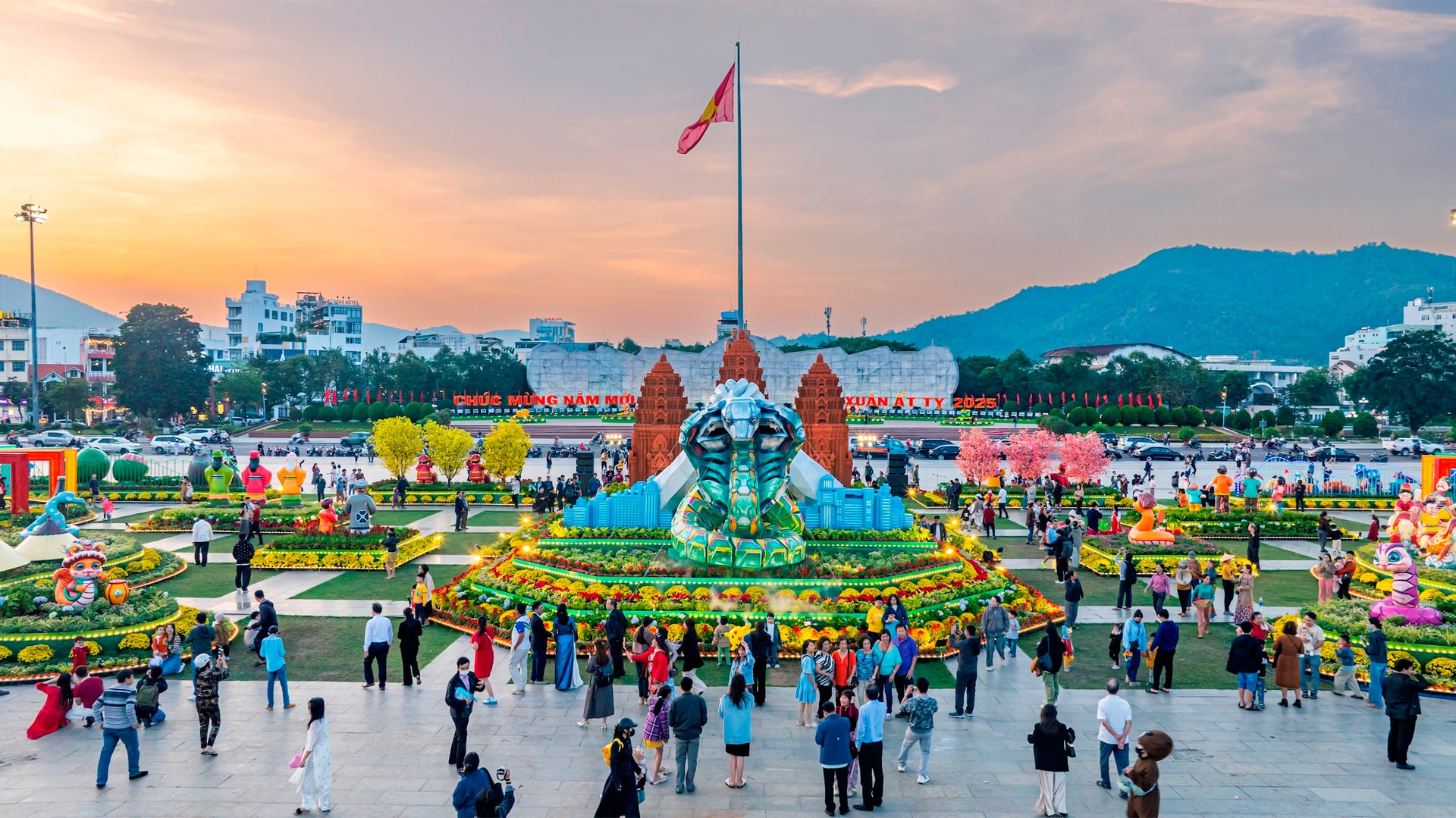 En la parte delantera del conjunto se encuentra el dios serpiente Naga, de cinco cabezas.
