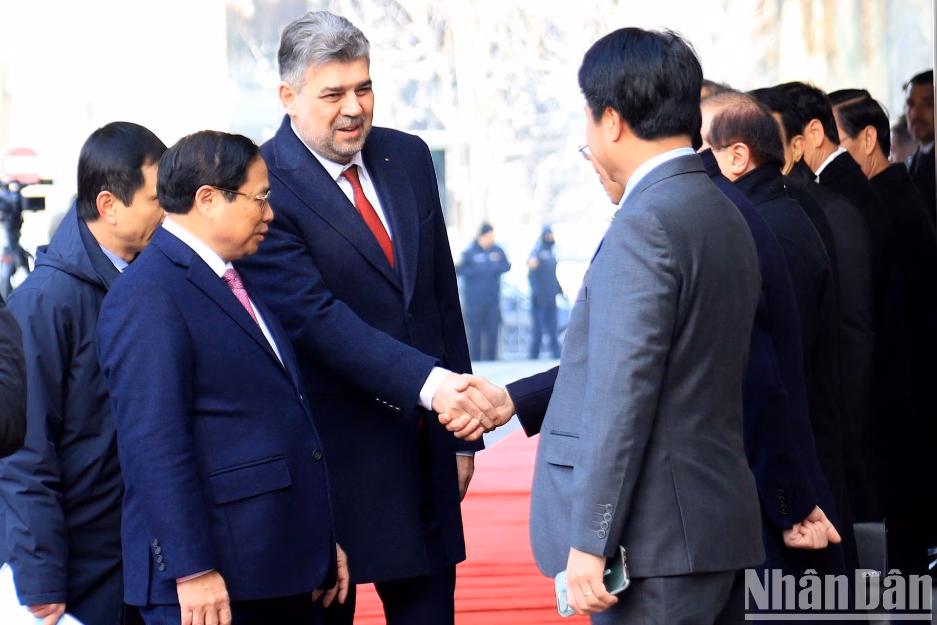 El primer ministro Pham Minh Chinh presenta al su par Ion-Marcel Ciolacu a los miembros de la delegación de alto nivel de Vietnam.