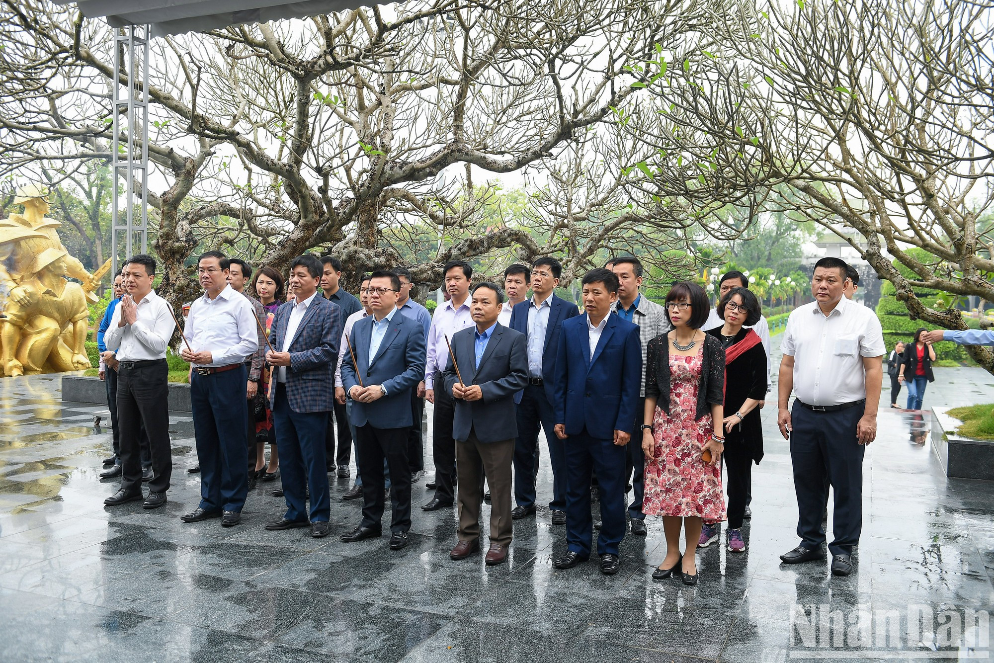 En la mañana del mismo día, la delegación de Nhan Dan ofreció inciensos en el Templo dedicado a los mártires en el campo de batalla de Dien Bien Phu.