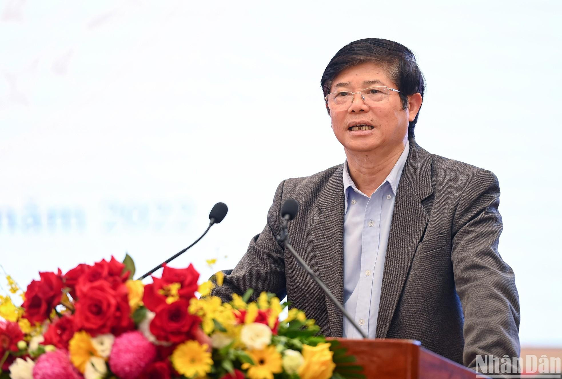 El profesor y doctor Nguyen Huu Minh, ex director del Instituto de Investigación de Familia y Género, de la Academia de Ciencias Sociales de Vietnam, hace una presentación en el evento. El profesor y doctor Nguyen Huu Minh, ex director del Instituto de Investigación de Familia y Género, de la Academia de Ciencias Sociales de Vietnam, hace una presentación en el evento.