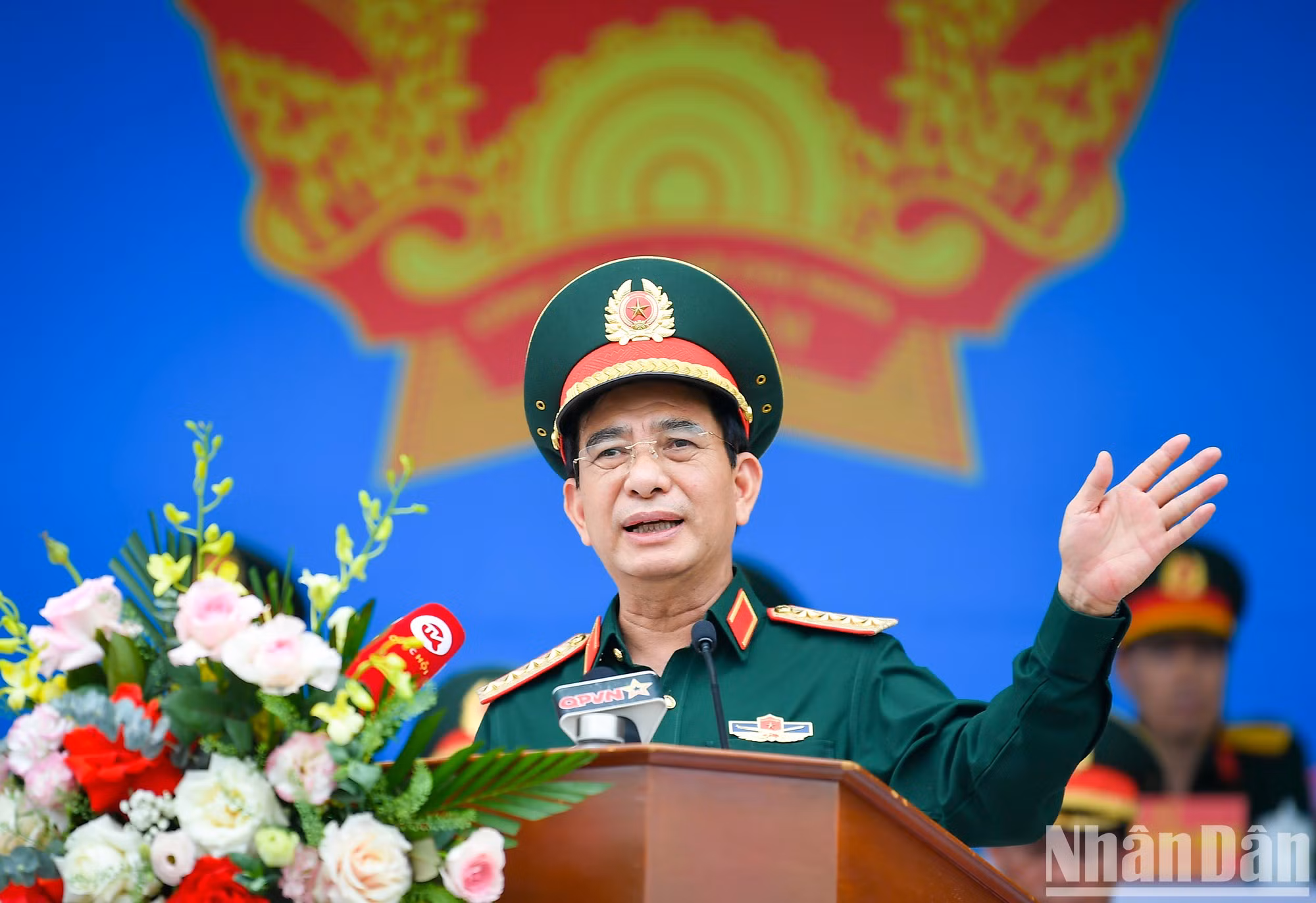 El general Phan Van Giang pronuncia un discurso en el ensayo.