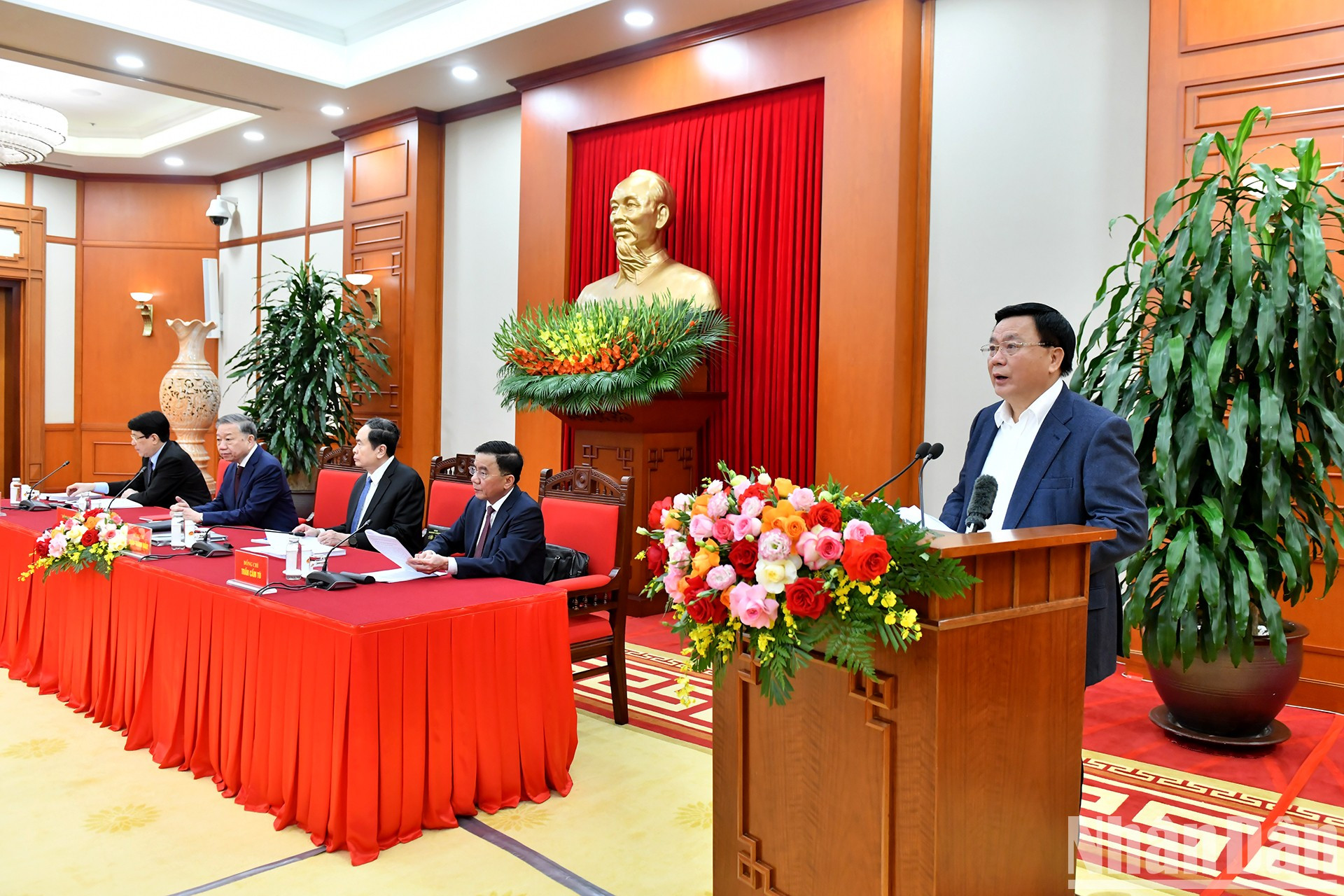Nguyen Xuan Thang, miembro del Buró Político, presidente del Consejo Teórico Central y director de la Academia Nacional de Política Ho Chi Minh, interviene en el evento. Nguyen Xuan Thang, miembro del Buró Político, presidente del Consejo Teórico Central y director de la Academia Nacional de Política Ho Chi Minh, interviene en el evento.