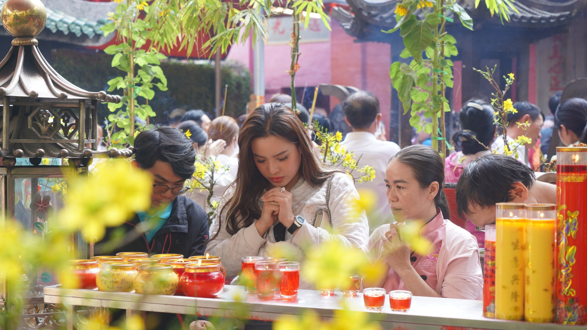 Los visitantes oran por la paz, la fortuna y la salud. Los visitantes oran por la paz, la fortuna y la salud.