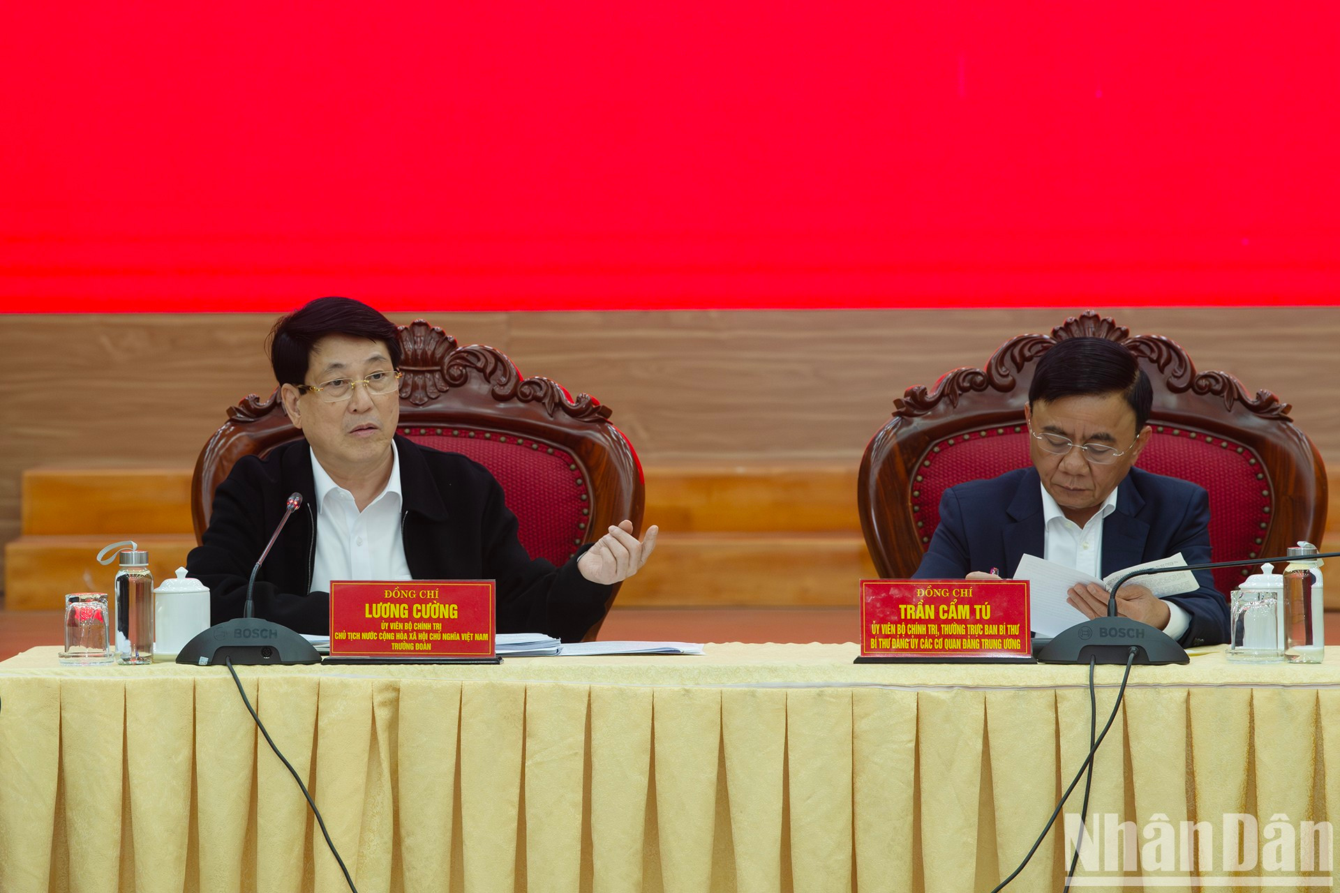 El miembro del Buró Político y presidente de Vietnam, Luong Cuong, y el miembro del Buró Político, miembro ejecutivo del Secretariado y secretario del Comité partidista de los órganos del Comité Central del PCV, Tran Cam Tu, presiden la reunión.