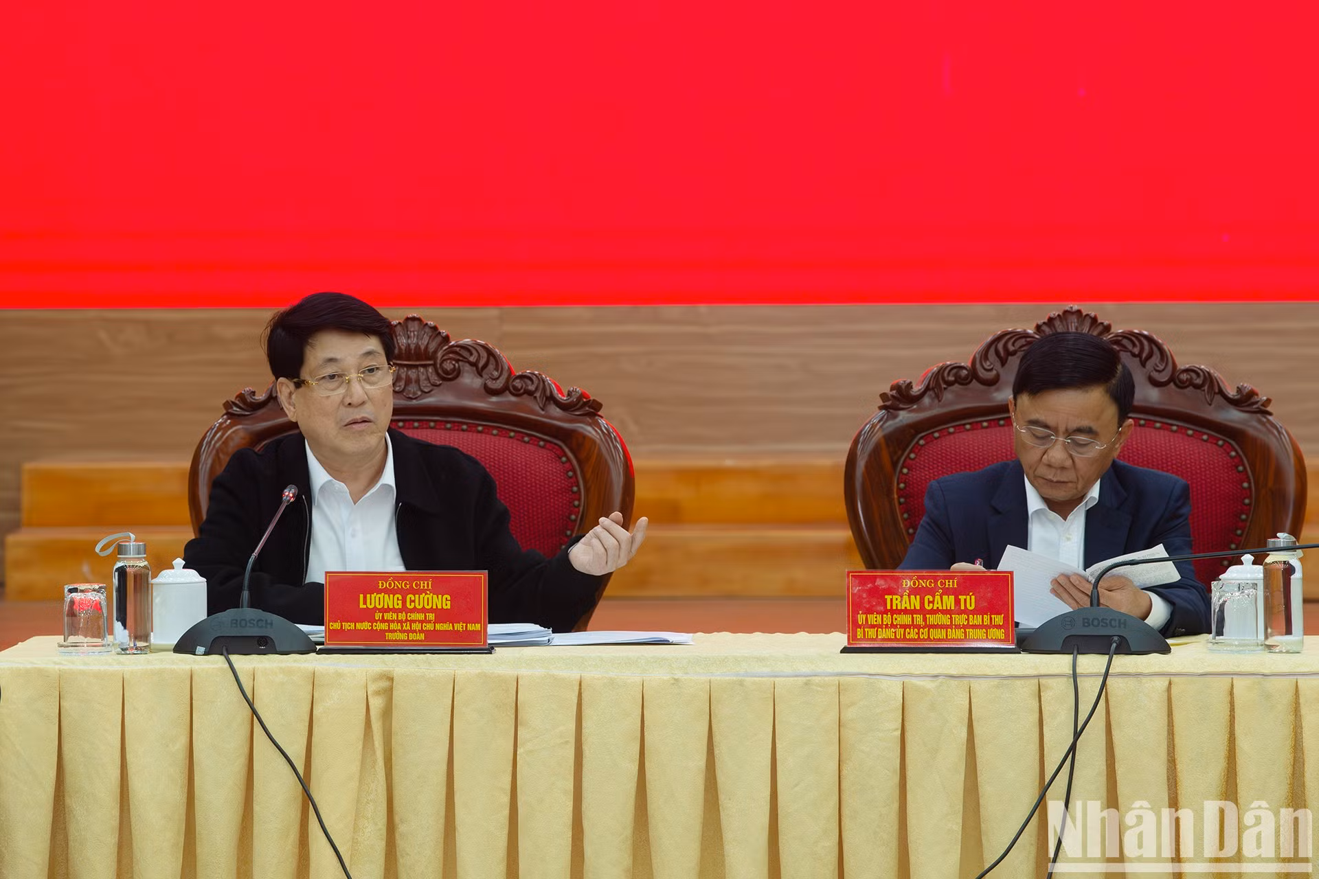 El miembro del Buró Político y presidente de Vietnam, Luong Cuong, y el miembro del Buró Político, miembro ejecutivo del Secretariado y secretario del Comité partidista de los órganos del Comité Central del PCV, Tran Cam Tu, presiden la reunión.