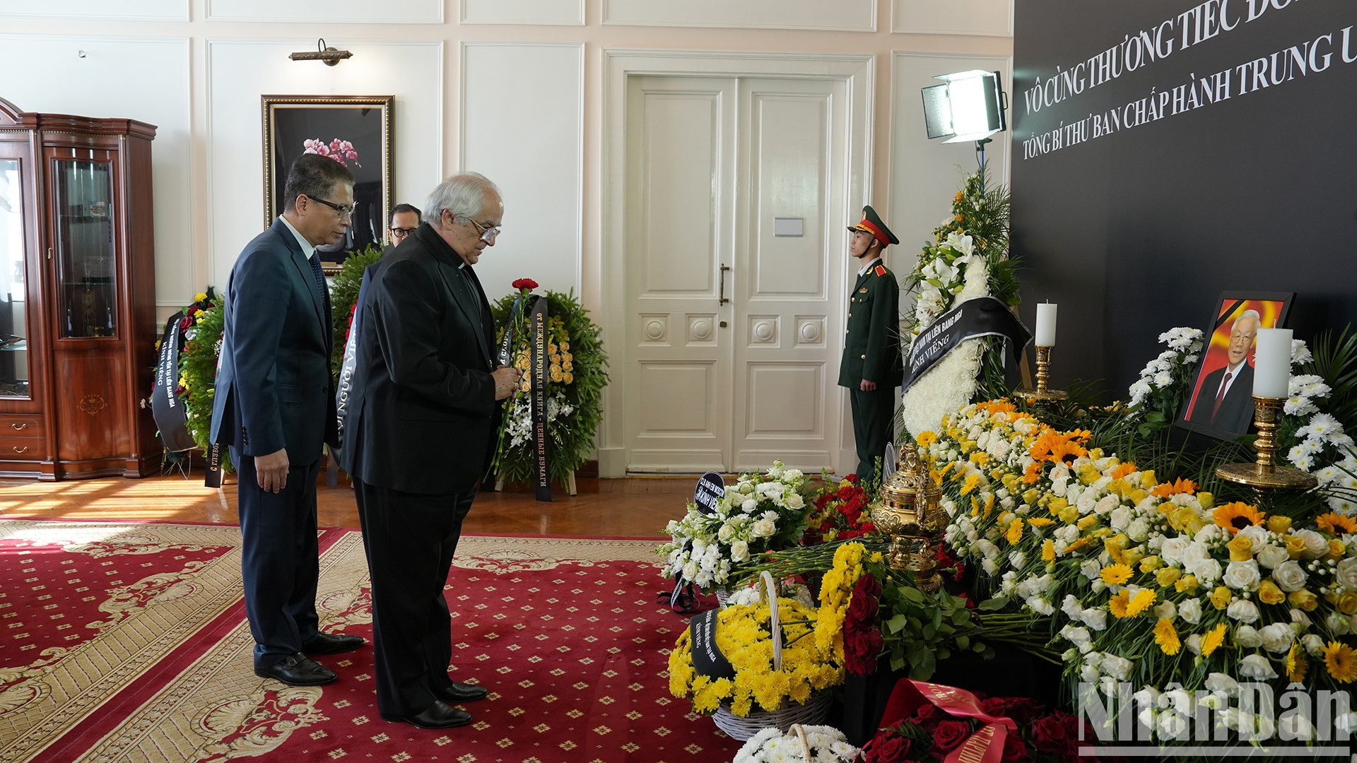 El representante del Vaticano en Rusa rinde homenaje al secretario general Nguyen Phu Trong. El representante del Vaticano en Rusa rinde homenaje al secretario general Nguyen Phu Trong.