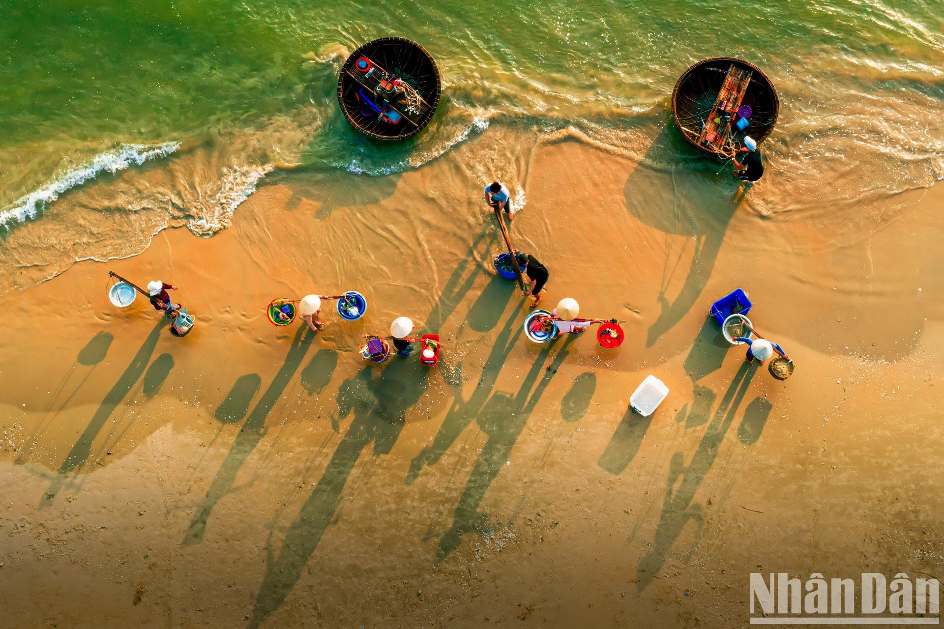 Las mujeres del pueblo pesquero llevan los mariscos al mercado.