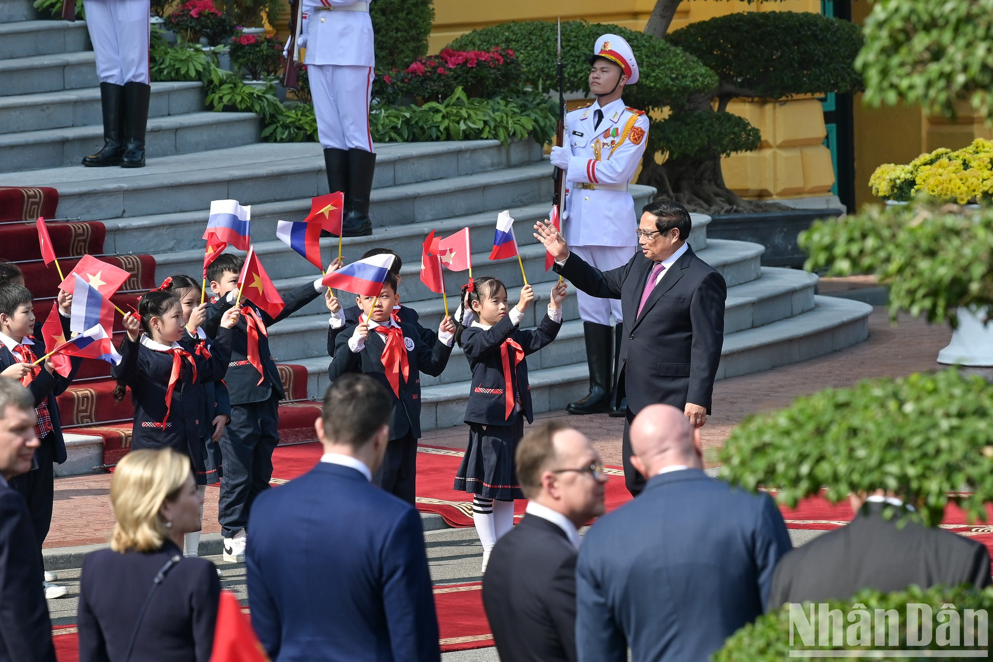 El primer ministro Pham Minh Chinh saluda a los niños. El primer ministro Pham Minh Chinh saluda a los niños.