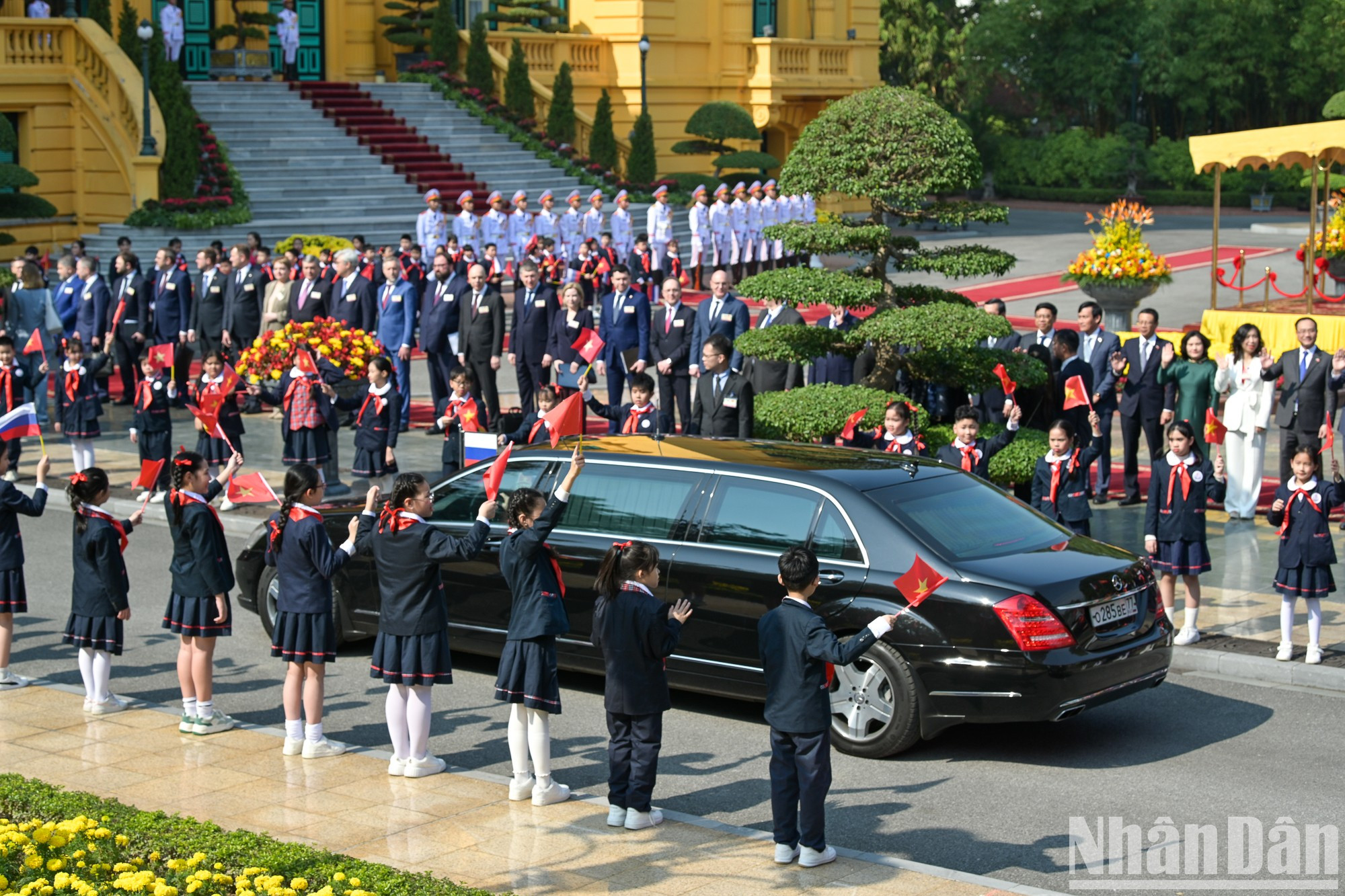 Niños capitalinos dan la bienvenida al primer ministro de Rusia, Mikhail Vladimirovich Mishustin. Niños capitalinos dan la bienvenida al primer ministro de Rusia, Mikhail Vladimirovich Mishustin.