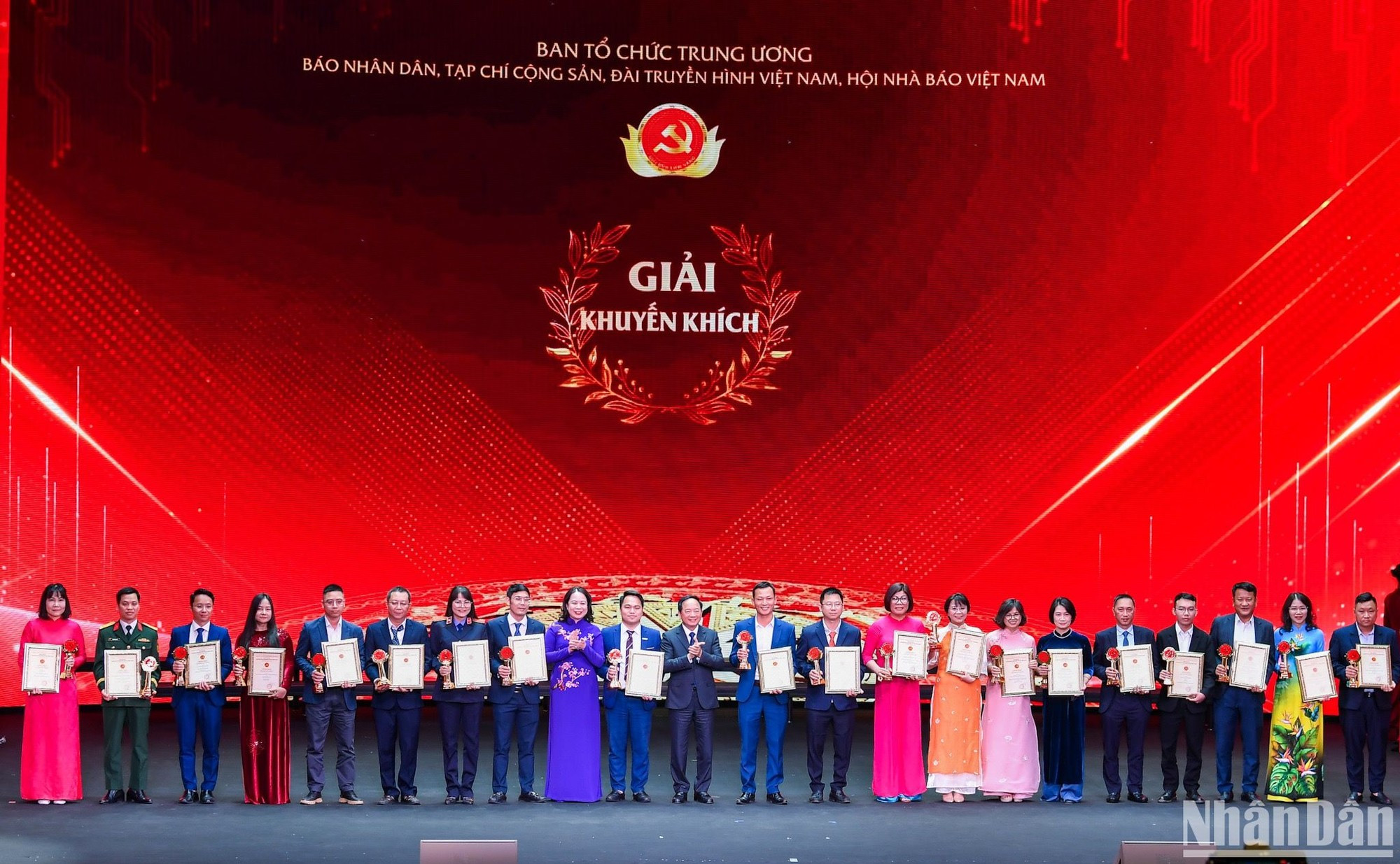 El secretario del Comité Central del PCV y jefe de la Dirección General de Política del Ejército Popular de Vietnam, Trinh Van Quyet, y la miembro del Buró Político y presidenta del país, Vo Thi Anh Xuan, entregan el premio de consolación a los autores. El secretario del Comité Central del PCV y jefe de la Dirección General de Política del Ejército Popular de Vietnam, Trinh Van Quyet, y la miembro del Buró Político y presidenta del país, Vo Thi Anh Xuan, entregan el premio de consolación a los autores.