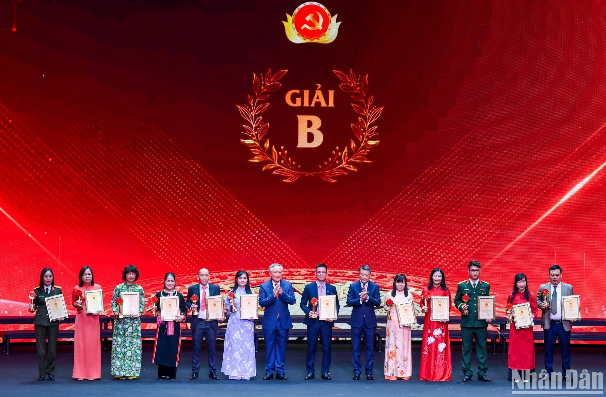 El miembro del Buró Político, viceprimer ministro permanente, Nguyen Hoa Binh, y miembro del Buró Político, y del Secretariado del Comité Central del PCV y jefe de su Comisión de Organización, Le Minh Hung, otorgan el premio B a los autores. El miembro del Buró Político, viceprimer ministro permanente, Nguyen Hoa Binh, y miembro del Buró Político, y del Secretariado del Comité Central del PCV y jefe de su Comisión de Organización, Le Minh Hung, otorgan el premio B a los autores.