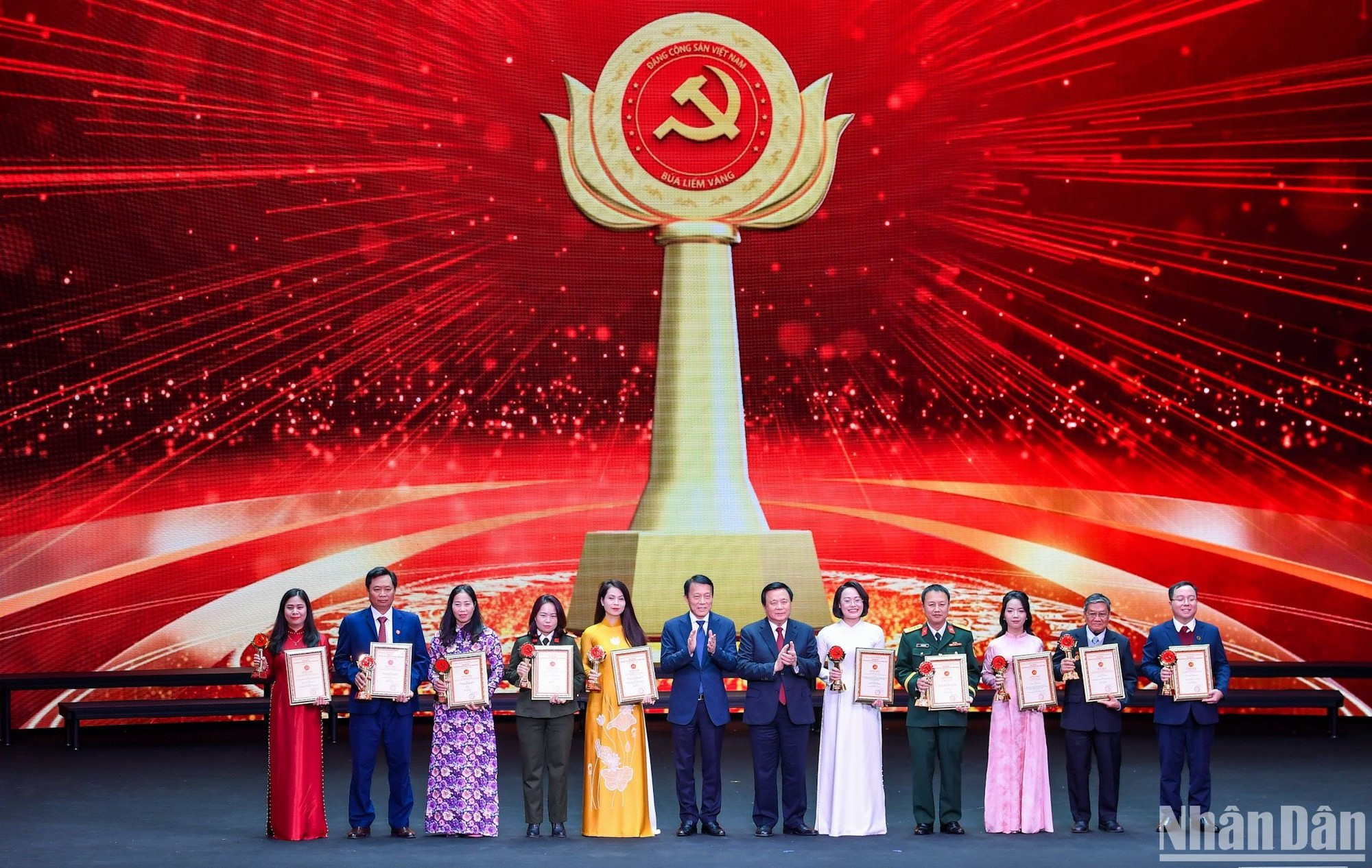 El miembro del Buró Político, presidente del Consejo Teórico Central y director de la Academia Nacional de Política Ho Chi Minh, Nguyen Xuan Thang, y el miembro del Buró Político y ministro de Seguridad Pública, Luong Tam Quang, entregan menciones especiales a los ganadores. El miembro del Buró Político, presidente del Consejo Teórico Central y director de la Academia Nacional de Política Ho Chi Minh, Nguyen Xuan Thang, y el miembro del Buró Político y ministro de Seguridad Pública, Luong Tam Quang, entregan menciones especiales a los ganadores.