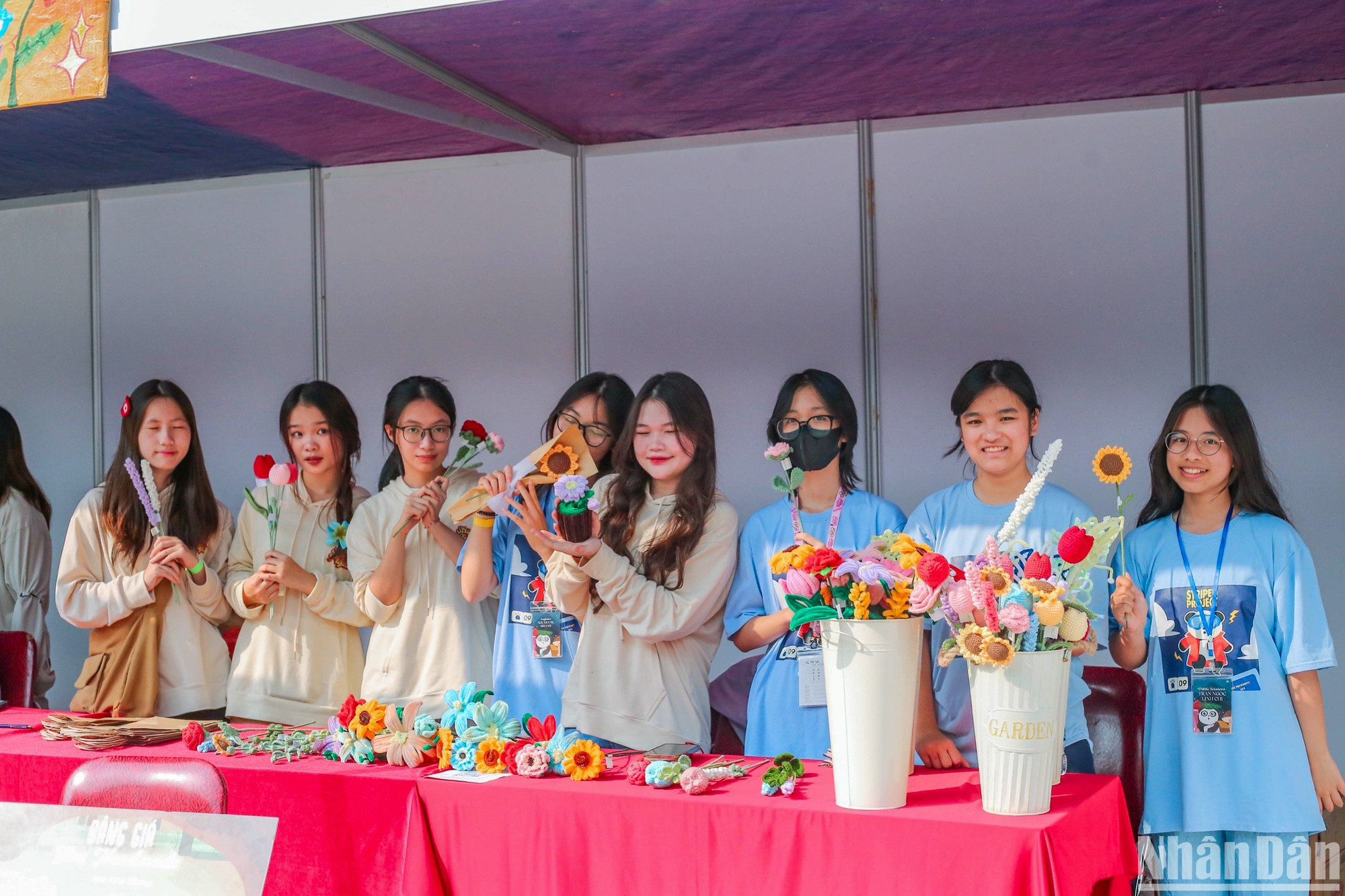 Jóvenes con sus flores hechas a mano.