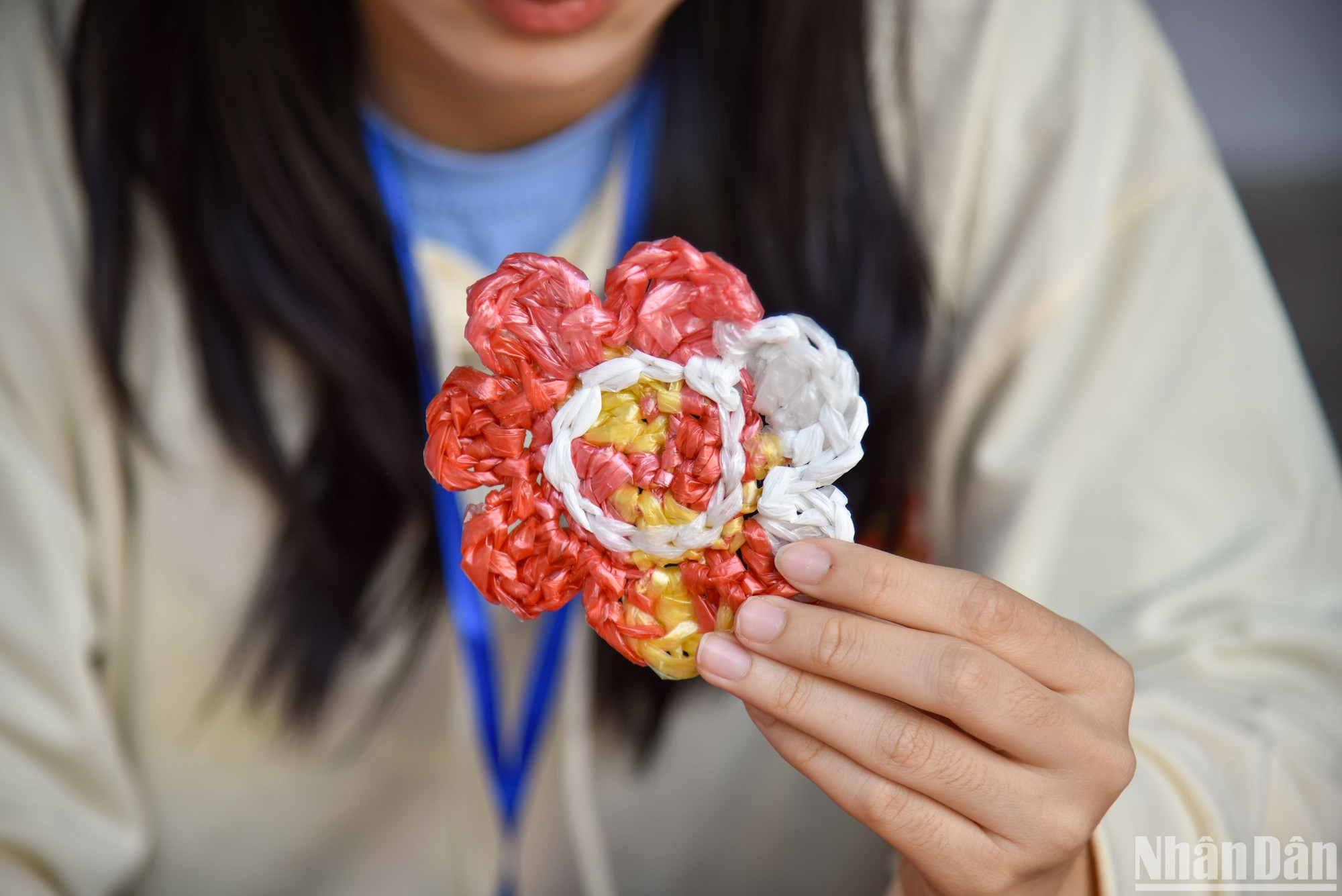 Las flores hecha de bolsas de plástico usadas transmiten un mensaje sobre la protección del medio ambiente.