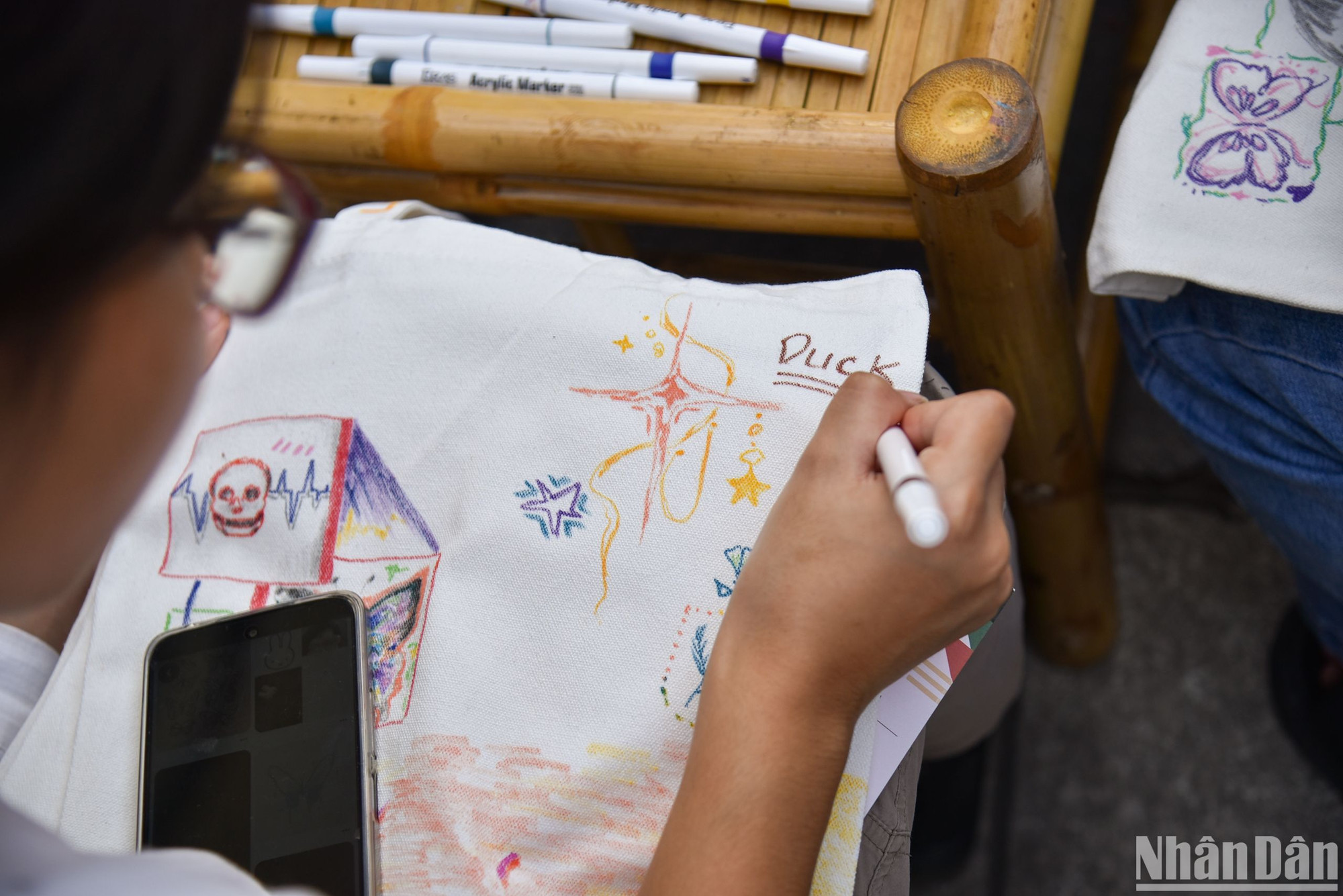 Los jóvenes pueden dar rienda suelta a su creatividad para hacer dibujos en bolsas de mano recicladas.