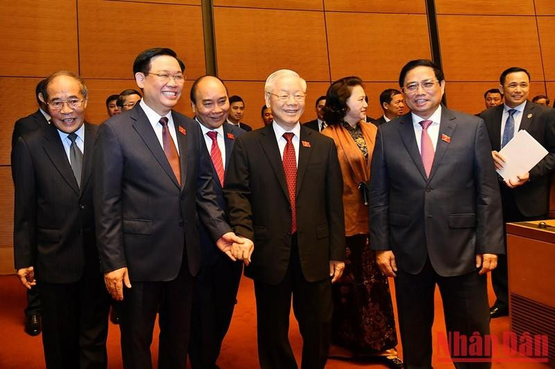 El secretario general del Partido Comunista de Vietnam, Nguyen Phu Trong, el presidente Nguyen Xuan Phuc, el primer ministro Pham Minh Chinh, el titular del Parlamento Vuong Dinh Hue y otros delegados asistentes a la sesión de apertura.